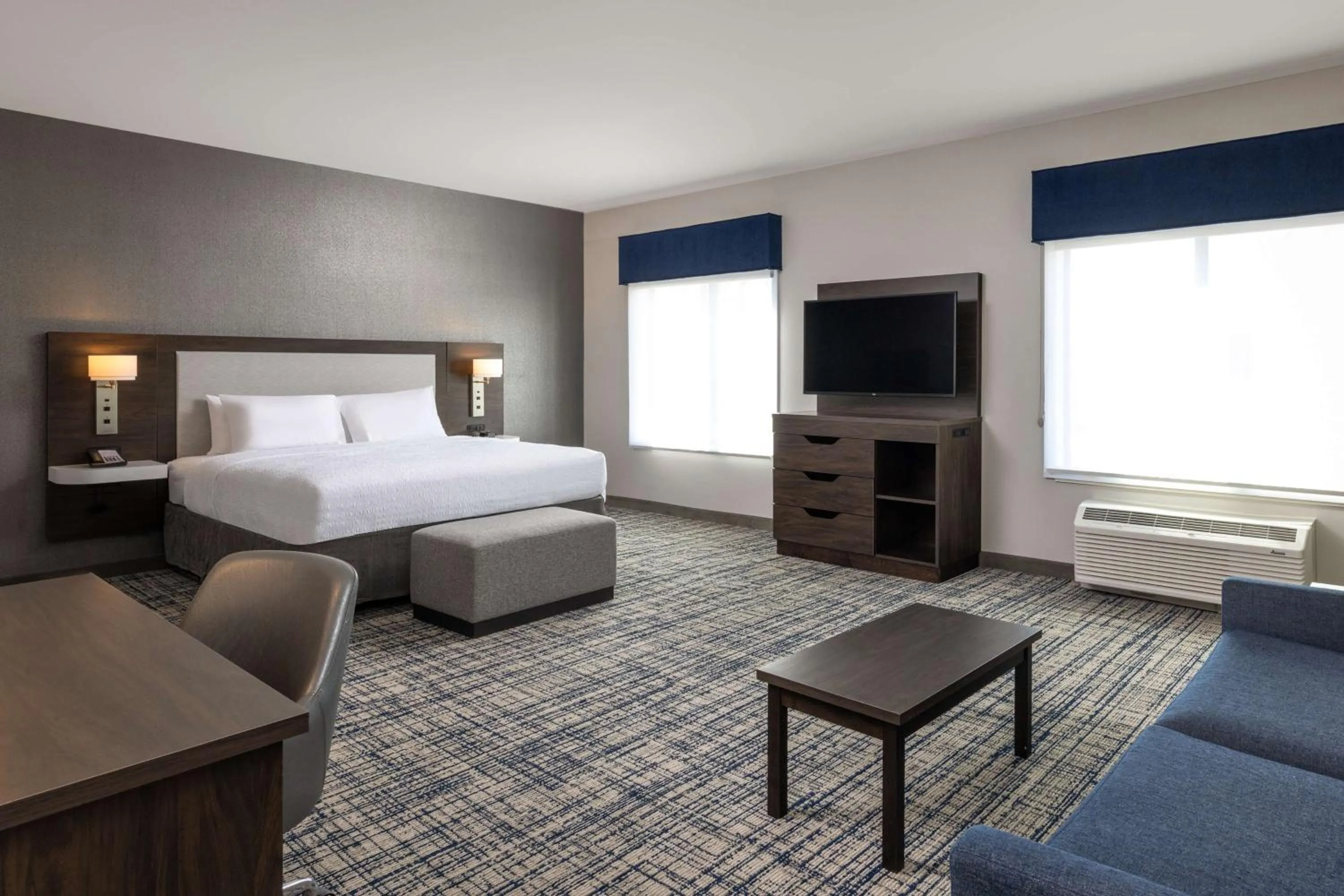 Living room, Bed in Hampton Inn & Suites Manteca