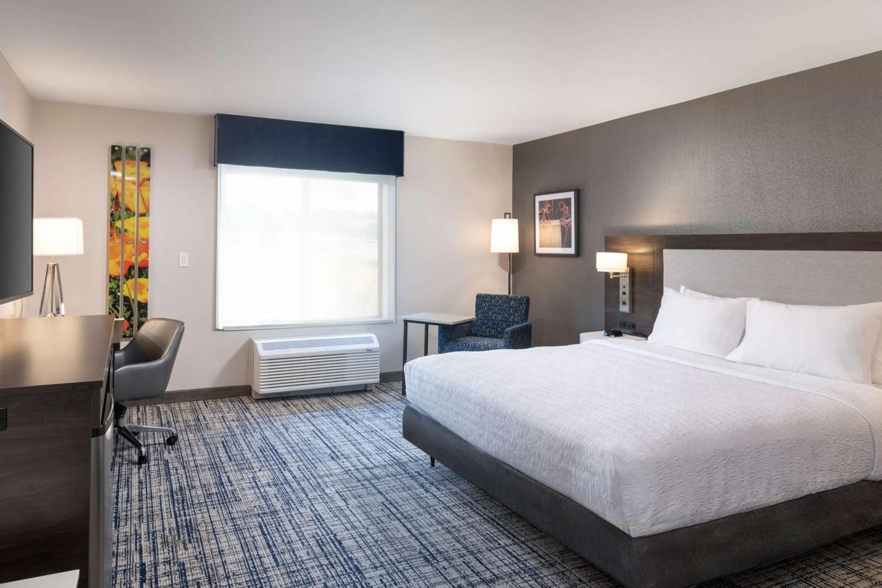 Bed in Hampton Inn & Suites Manteca