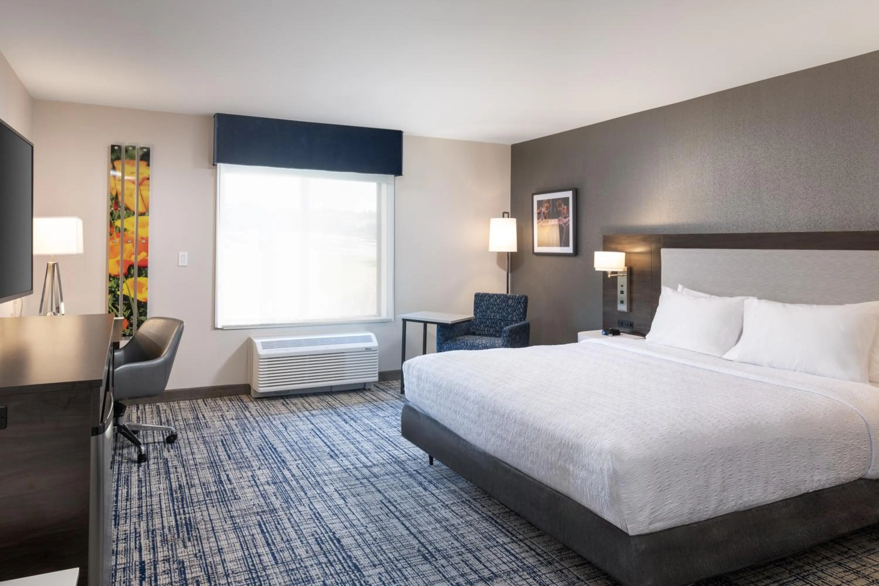 Bed in Hampton Inn & Suites Manteca