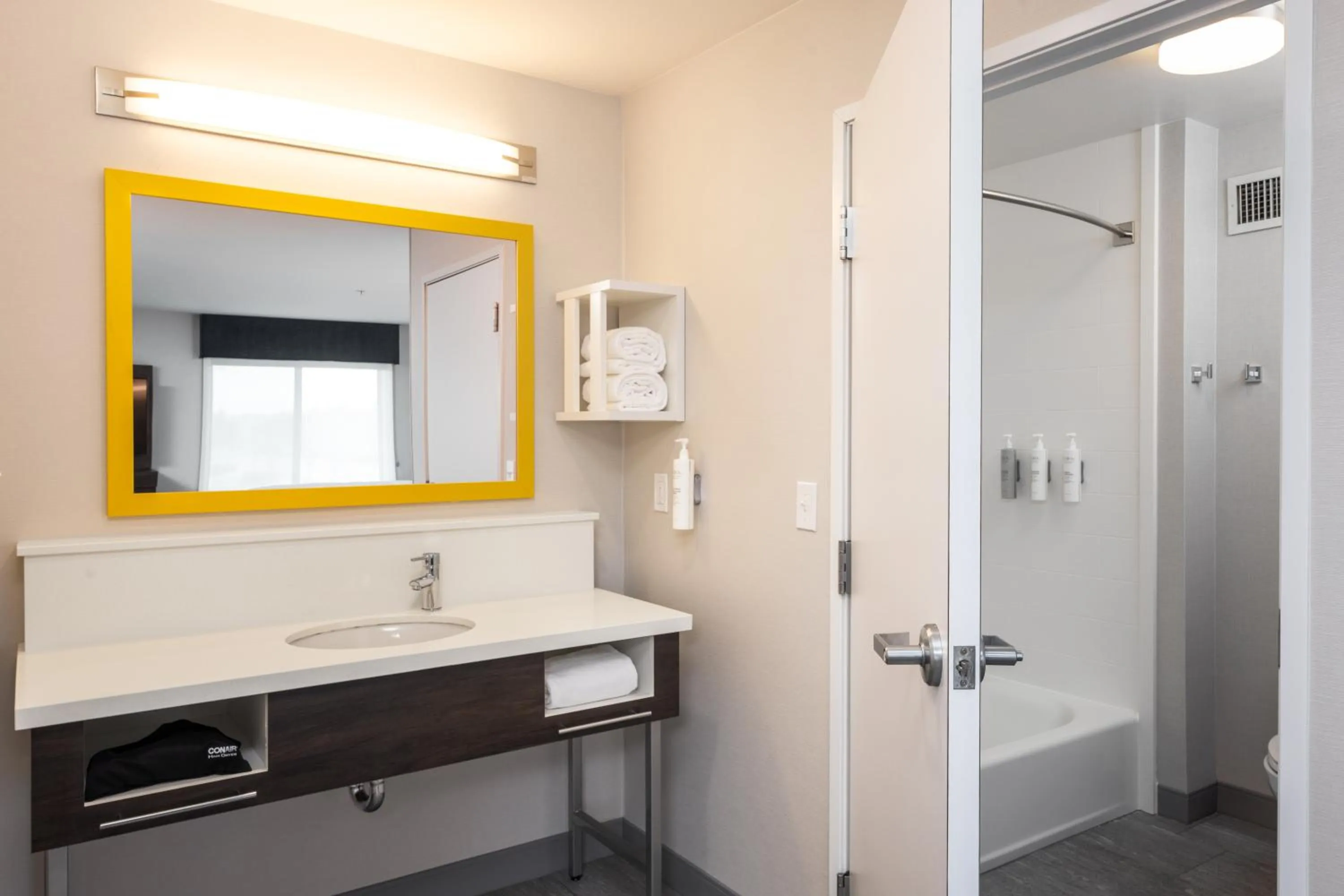 Shower in Hampton Inn & Suites Manteca