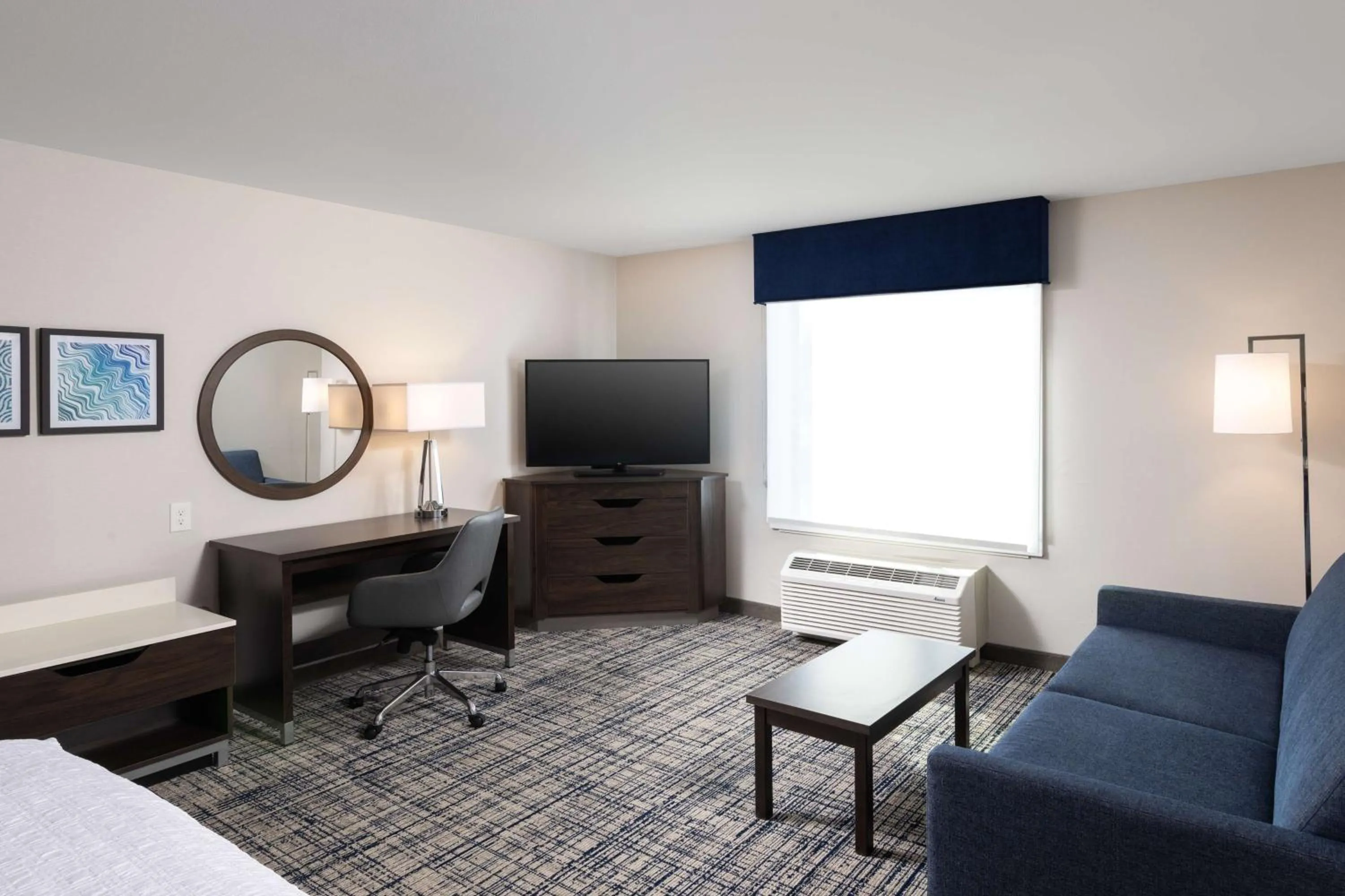 Bedroom, Bed in Hampton Inn & Suites Manteca