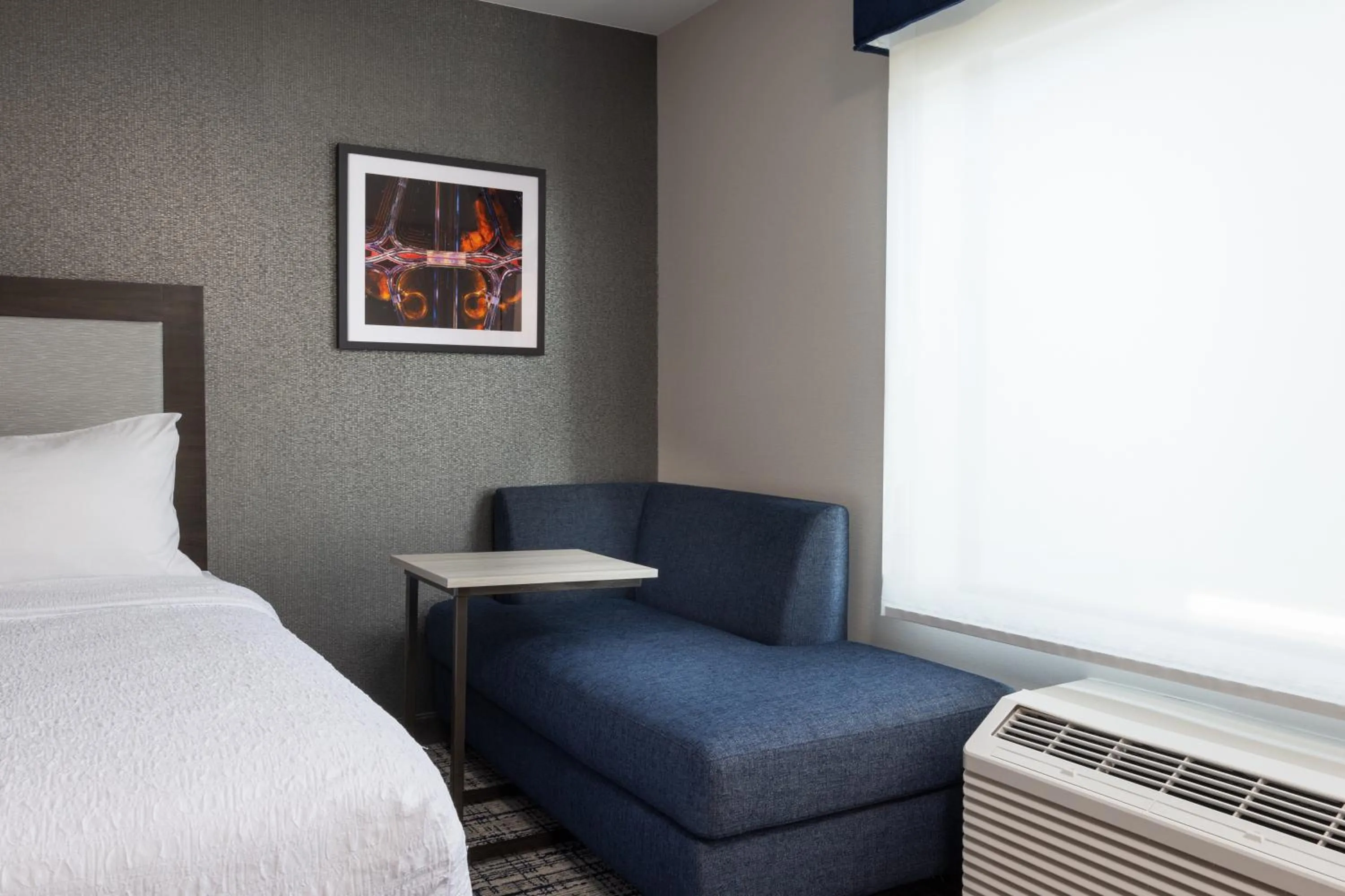 Seating area, Bed in Hampton Inn & Suites Manteca