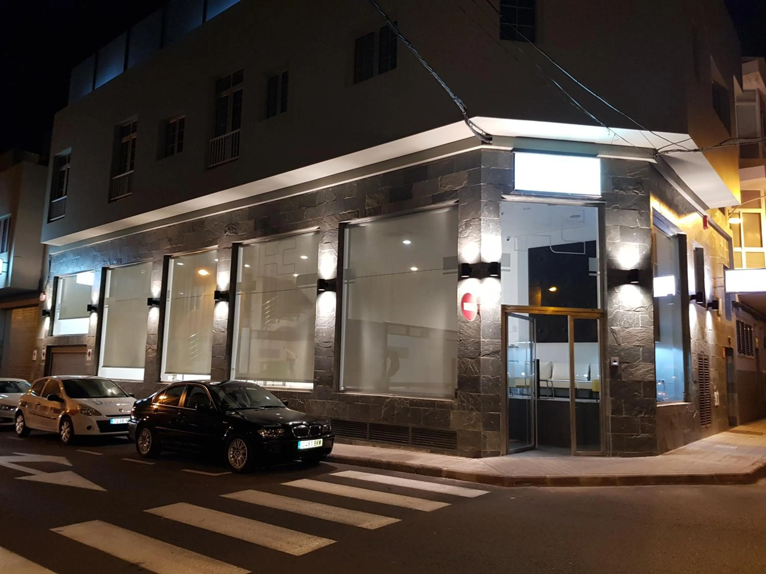 Facade/entrance in HC Luxe