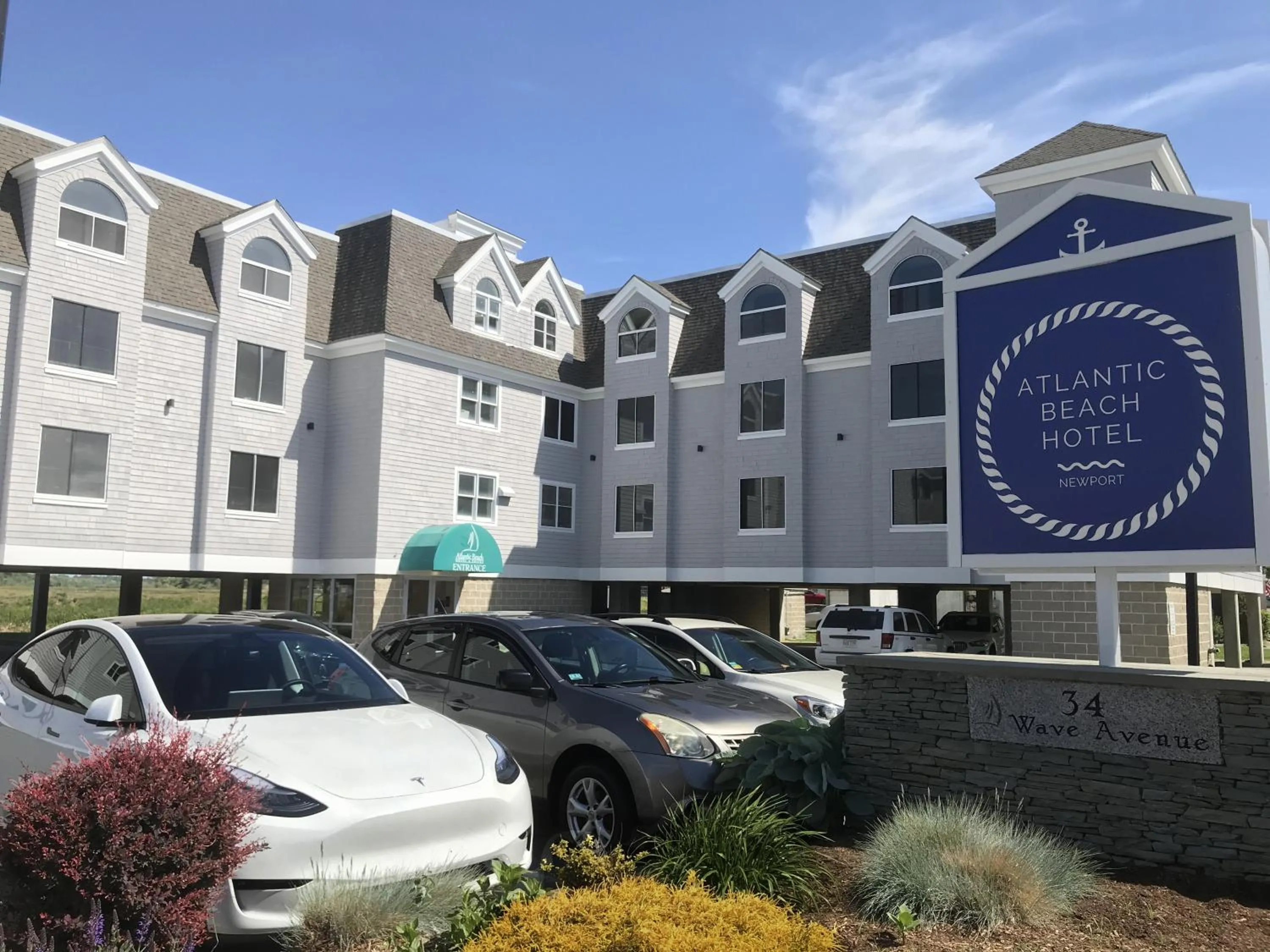 Property building in Atlantic Beach Hotel Newport