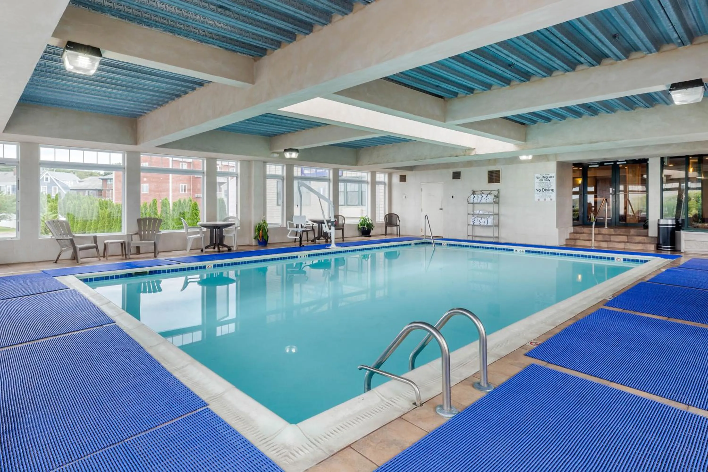 Swimming pool in Atlantic Beach Hotel Newport