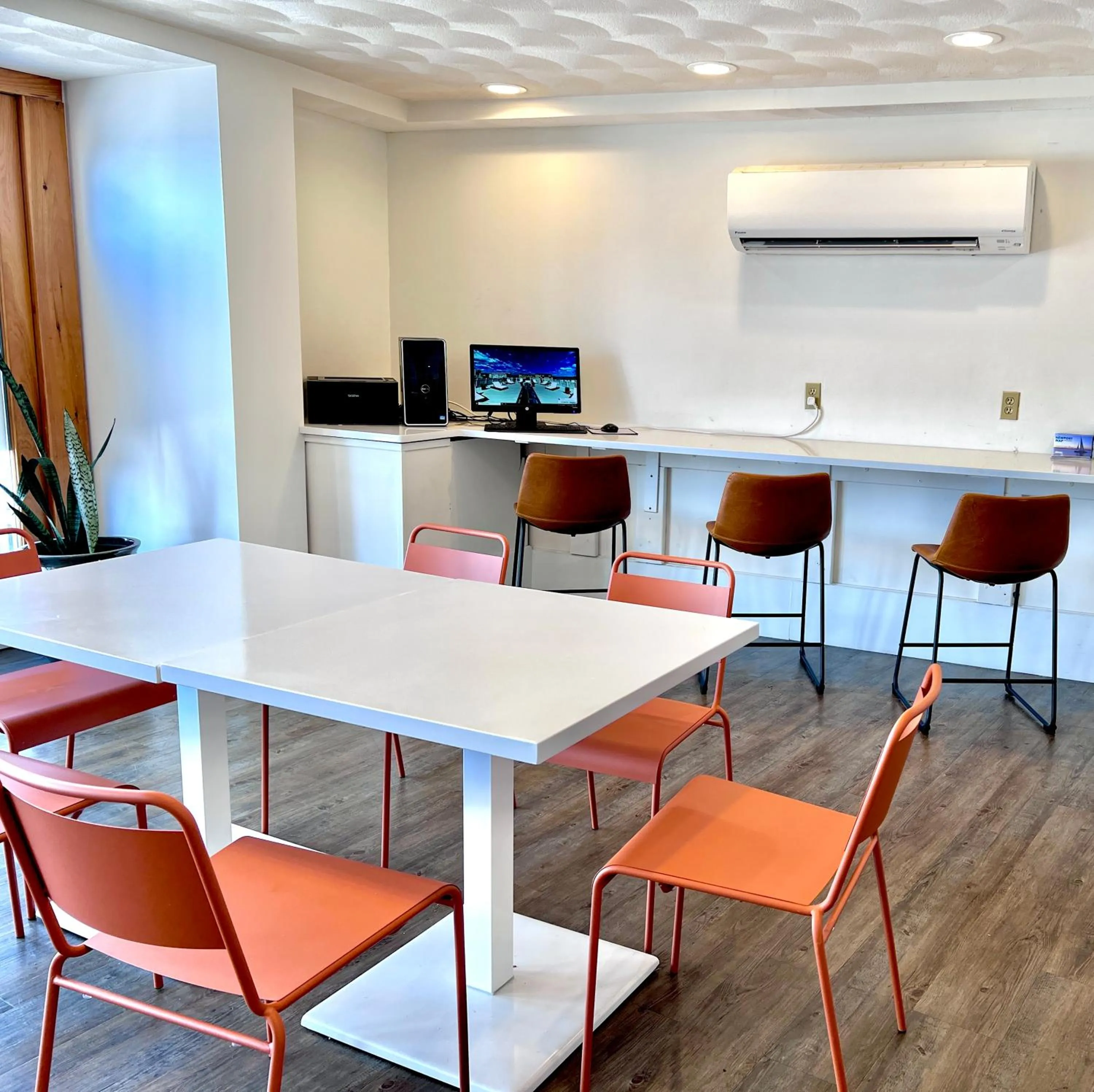 Communal lounge/ TV room in Atlantic Beach Hotel Newport