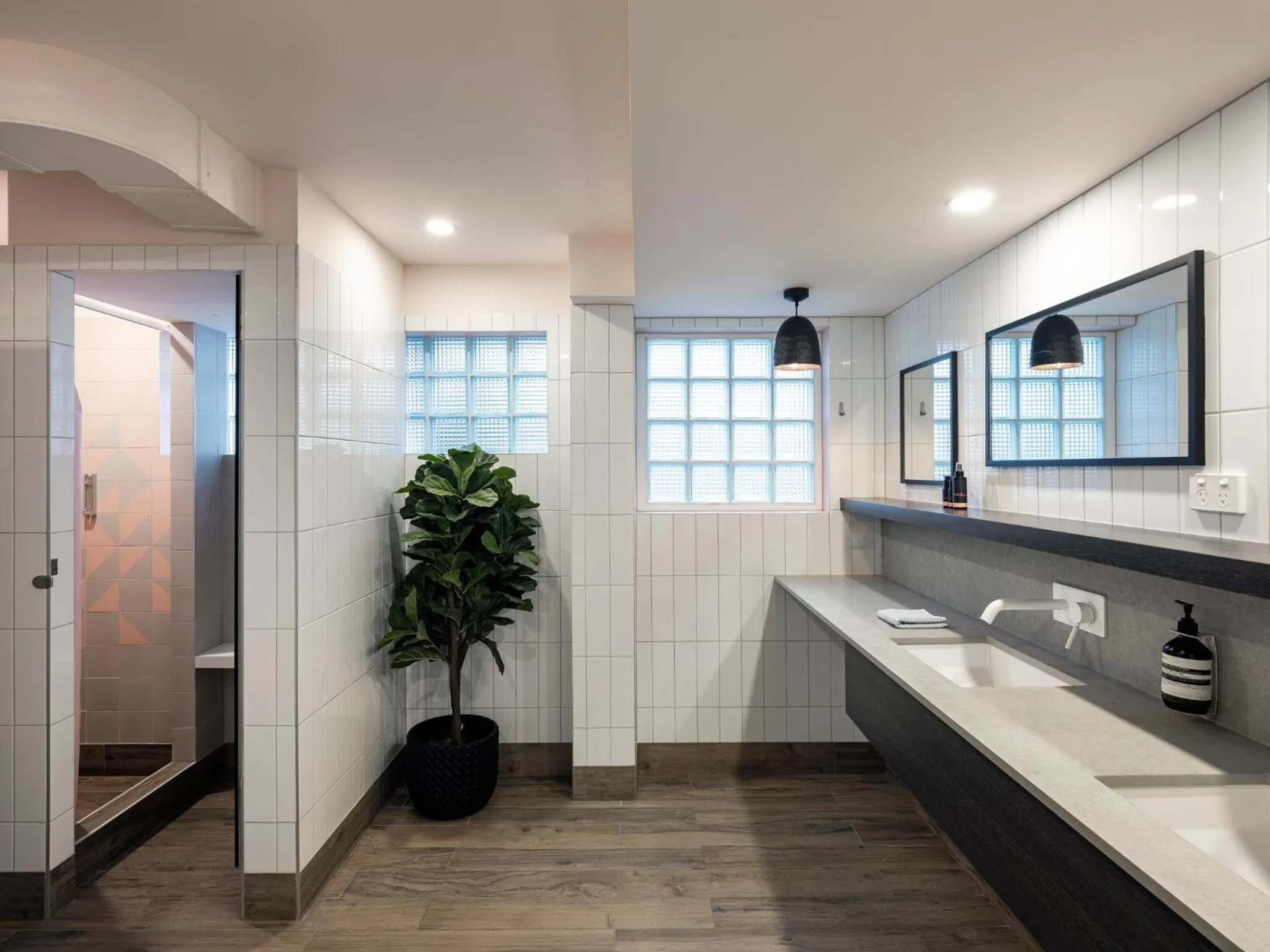 Bathroom in Manly Backpackers