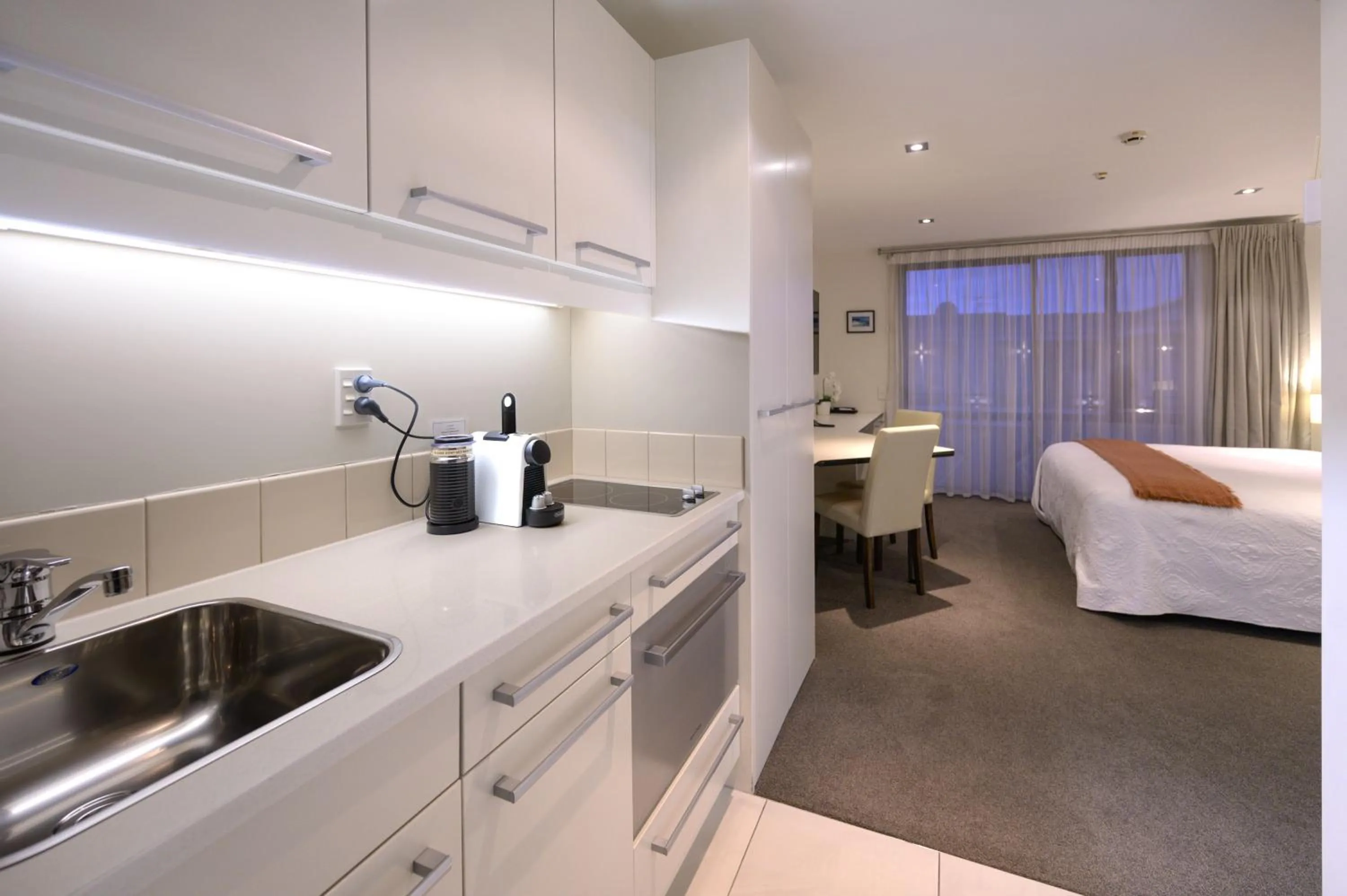 Kitchen or kitchenette, Bed in Palazzo Motor Lodge