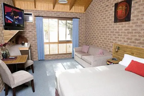 Photo of the whole room, Bed in Beechworth Carriage Motor Inn