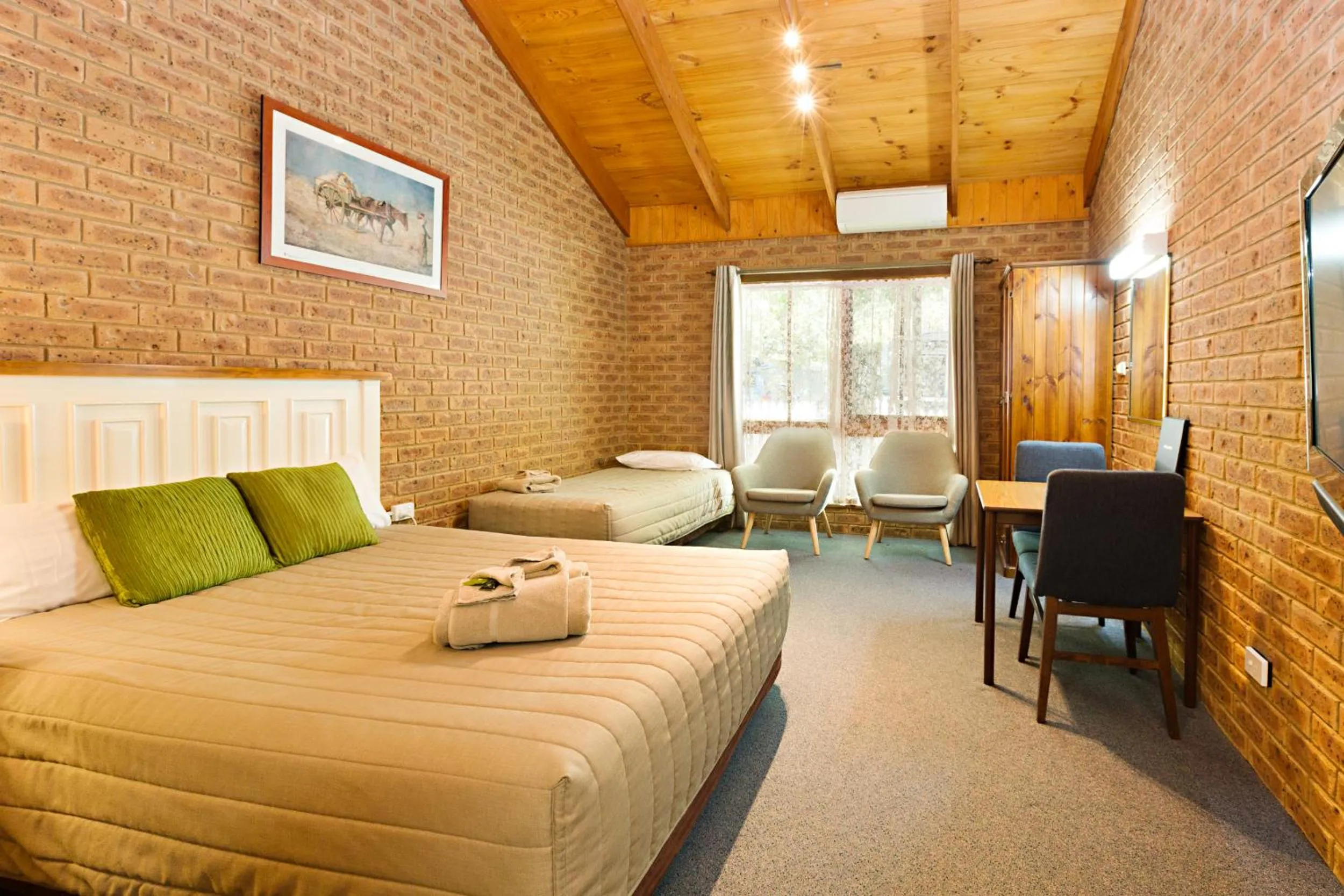 Bed in Beechworth Carriage Motor Inn