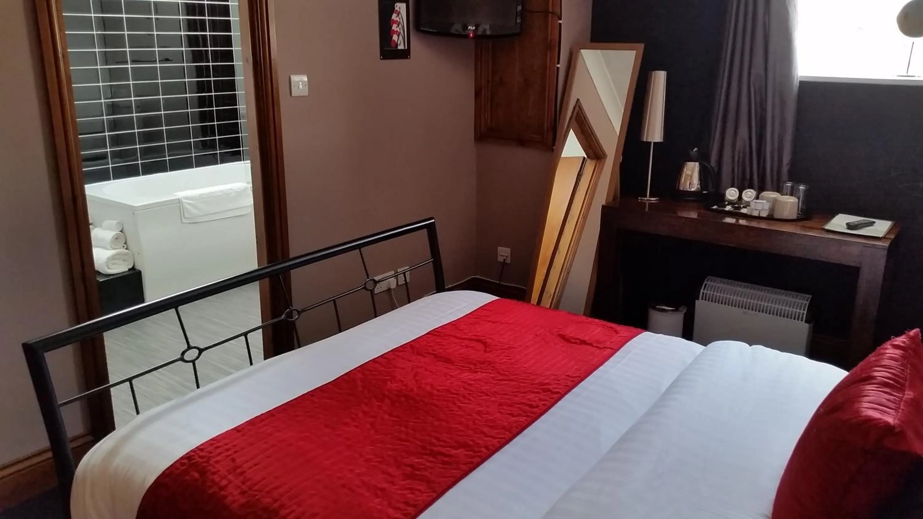 Bedroom, Bed in Forresters Bar & French Restaurant with Rooms