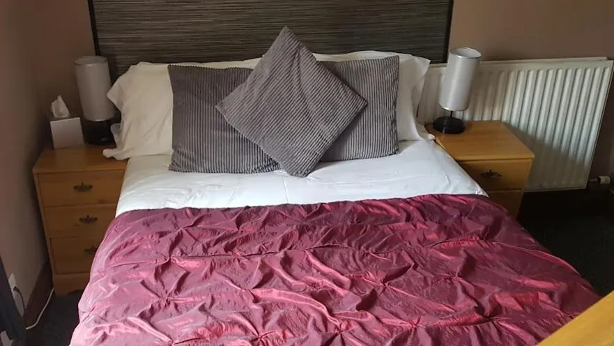 Bedroom, Bed in Forresters Bar & French Restaurant with Rooms