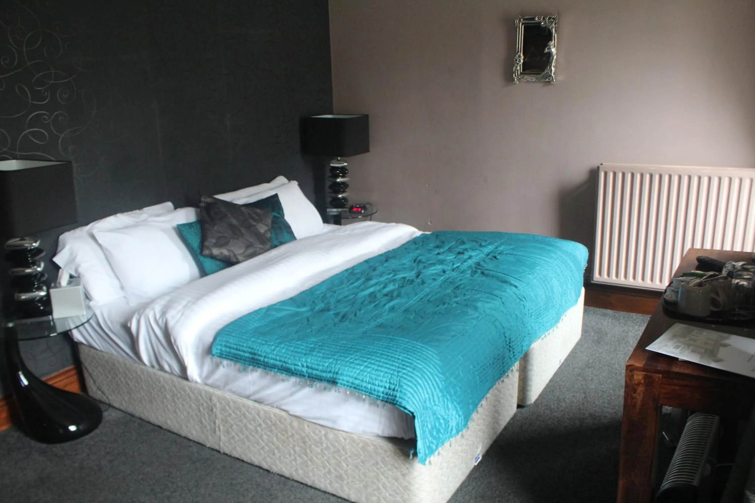 Photo of the whole room, Bed in Forresters Bar & French Restaurant with Rooms