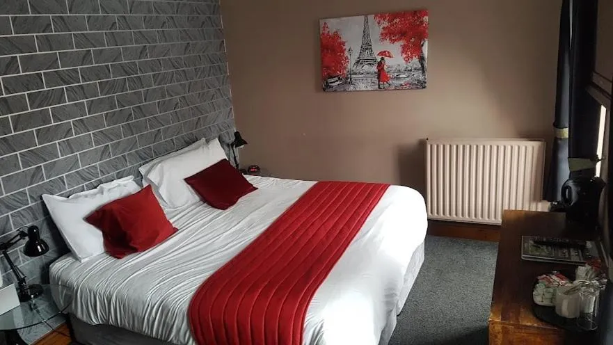 Bedroom, Bed in Forresters Bar & French Restaurant with Rooms