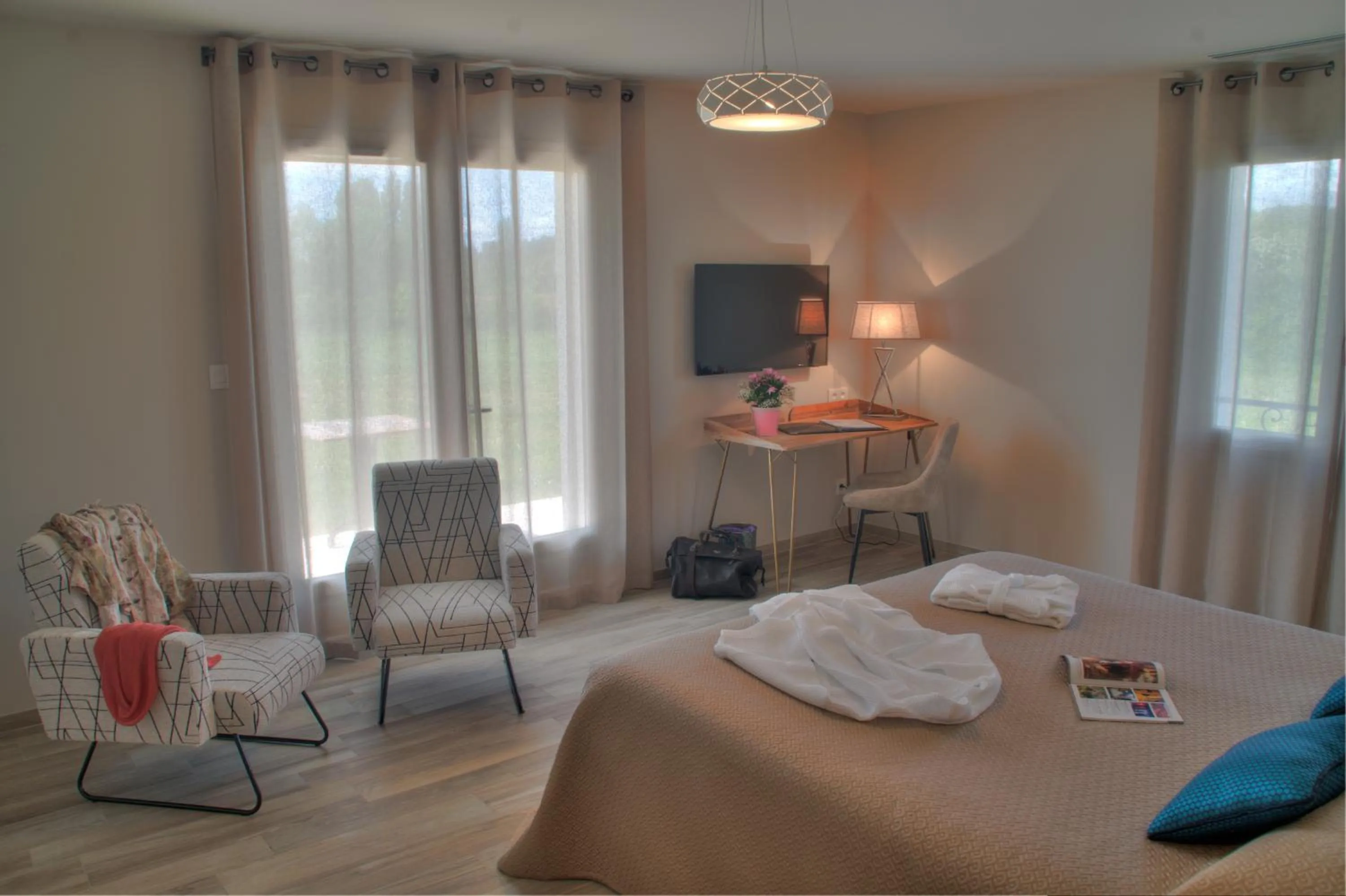 Photo of the whole room, Bed in Hôtel La Bastide d'Iris