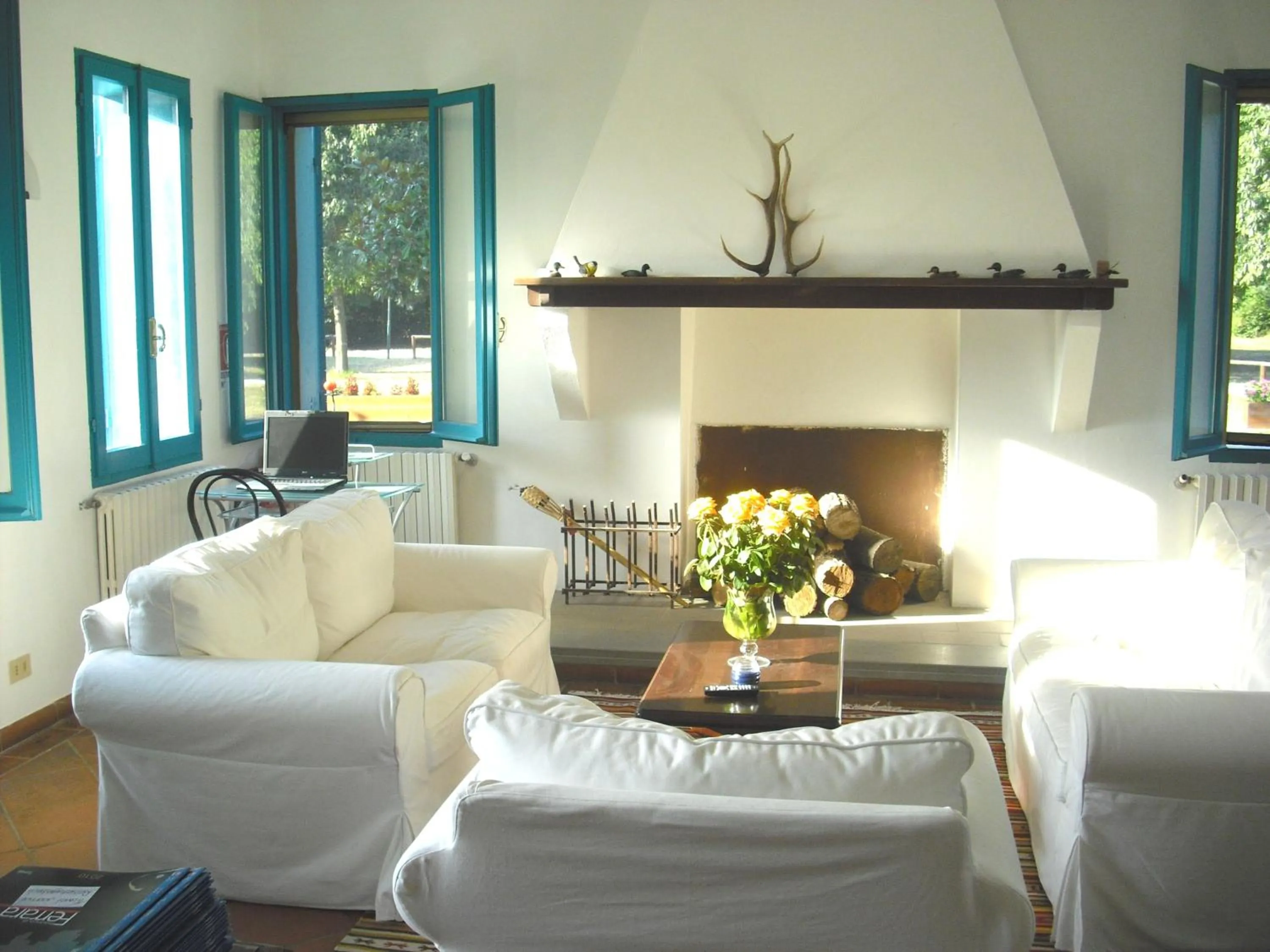 Communal lounge/ TV room in Hotel Rurale Canneviè