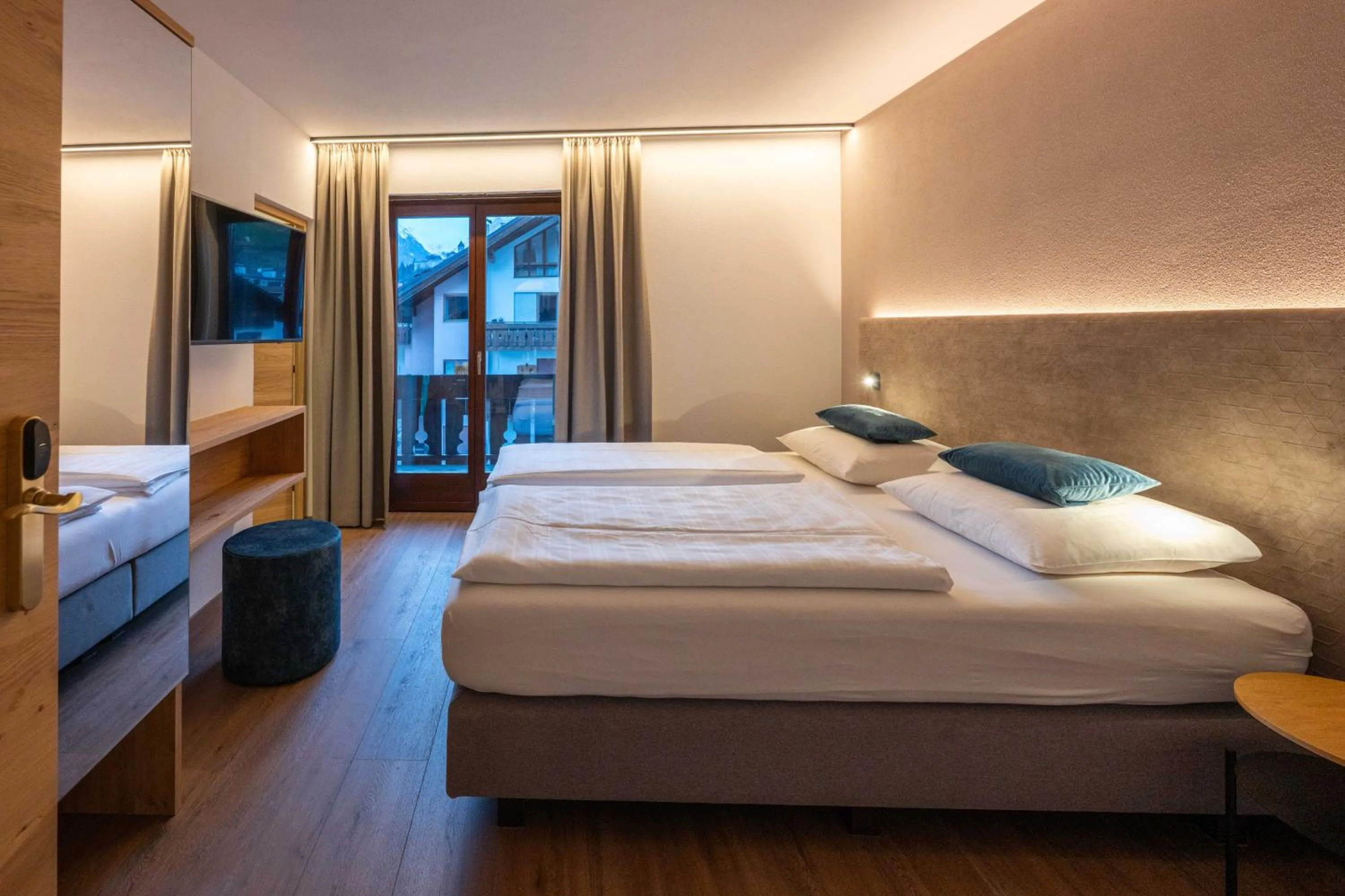 Photo of the whole room, Bed in Hotel Mirabell