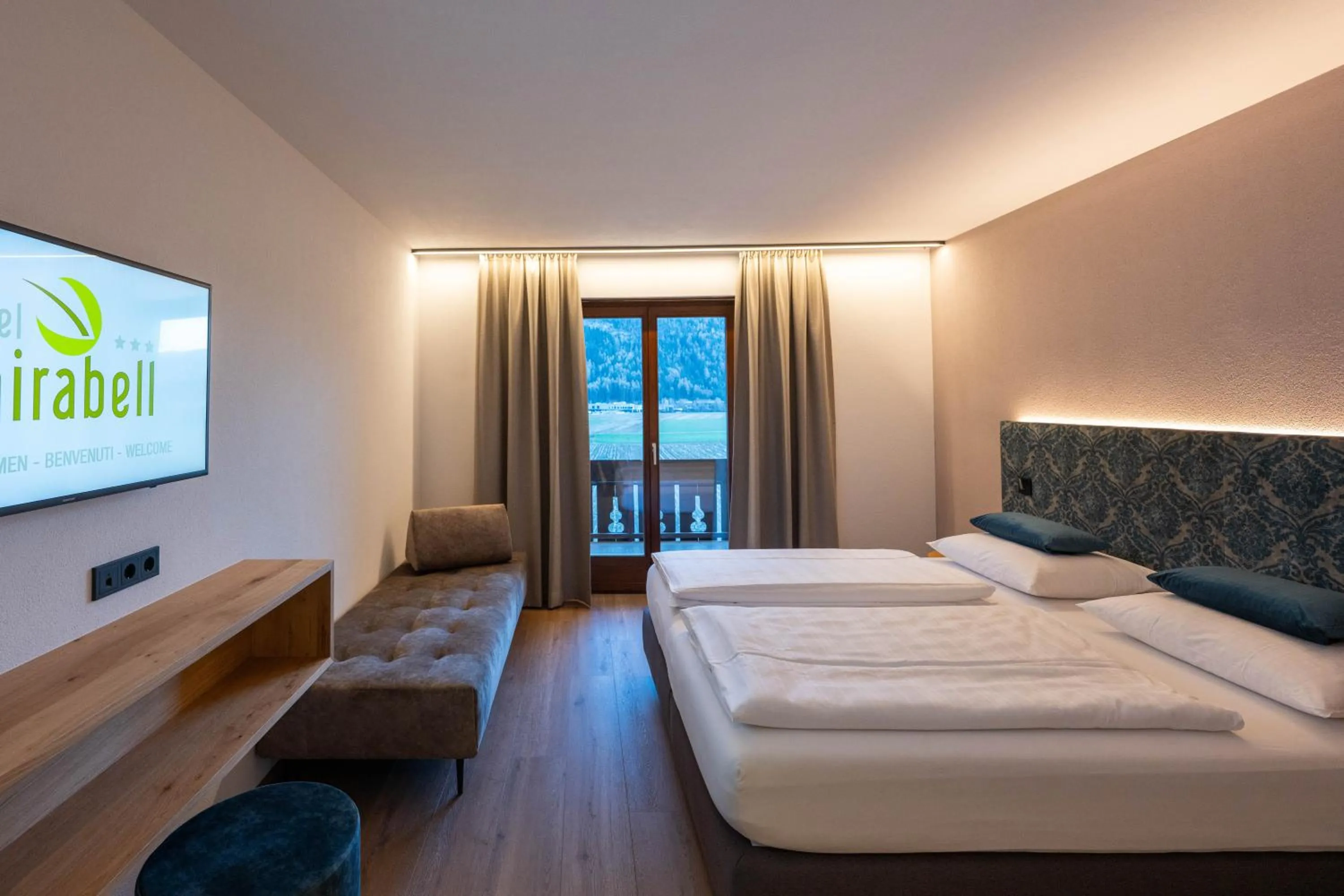 Photo of the whole room, Bed in Hotel Mirabell