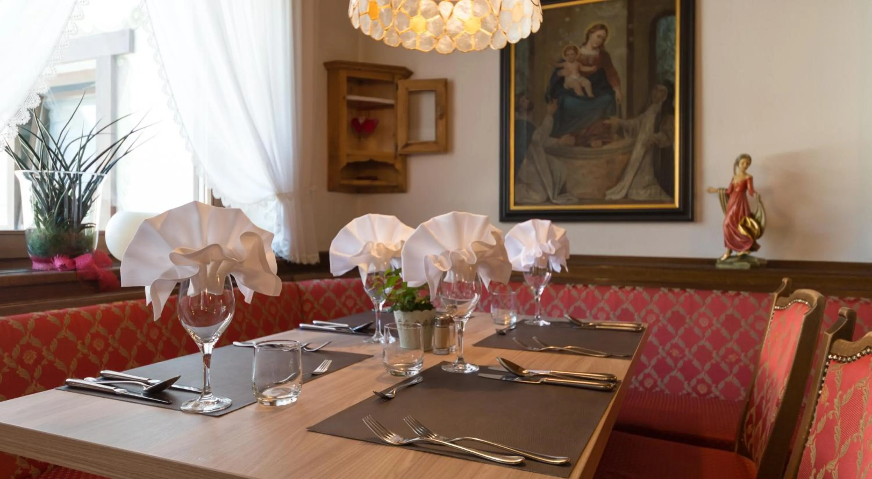 Restaurant/places to eat in Hotel Mirabell