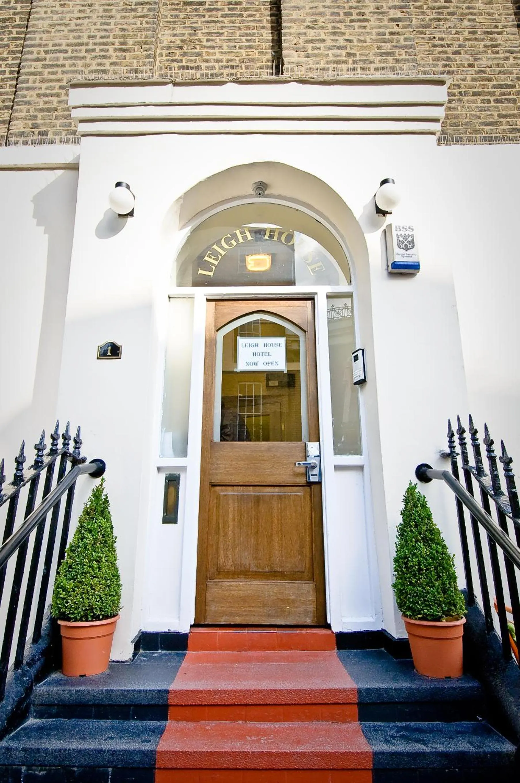 Facade/entrance in Leigh House Hotel