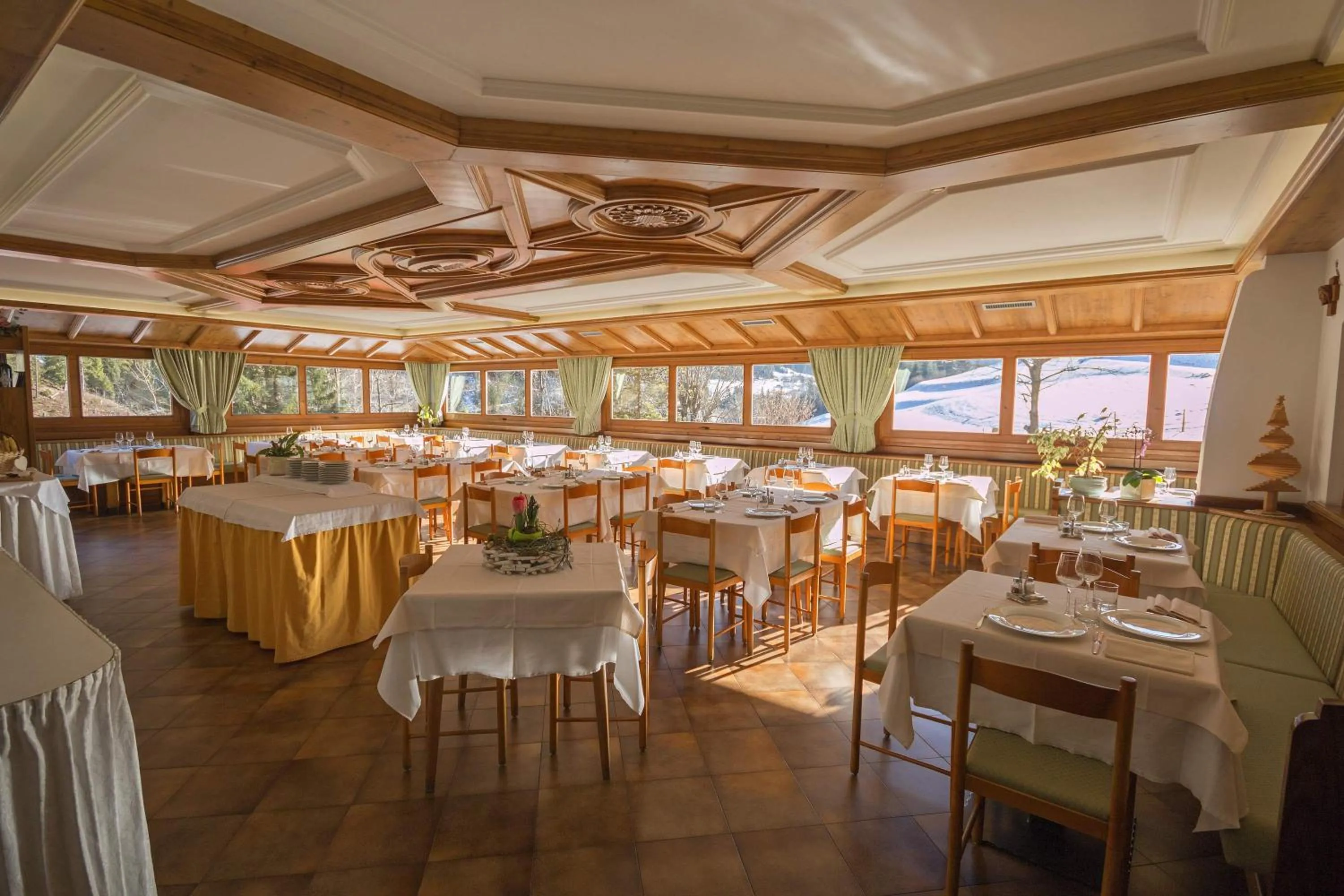 Restaurant/places to eat in Hotel Miravalle