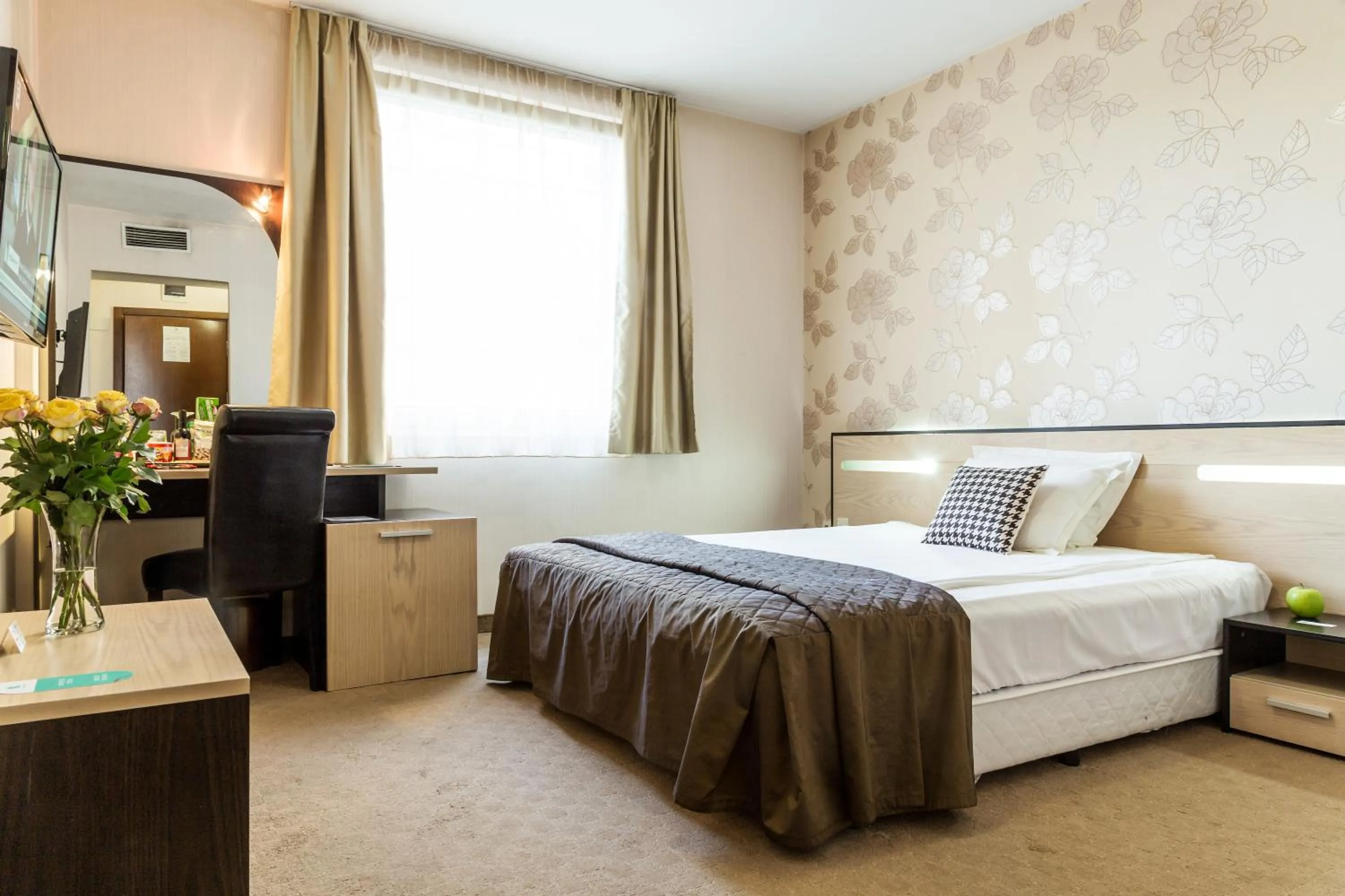 TV and multimedia, Bed in City Avenue Hotel