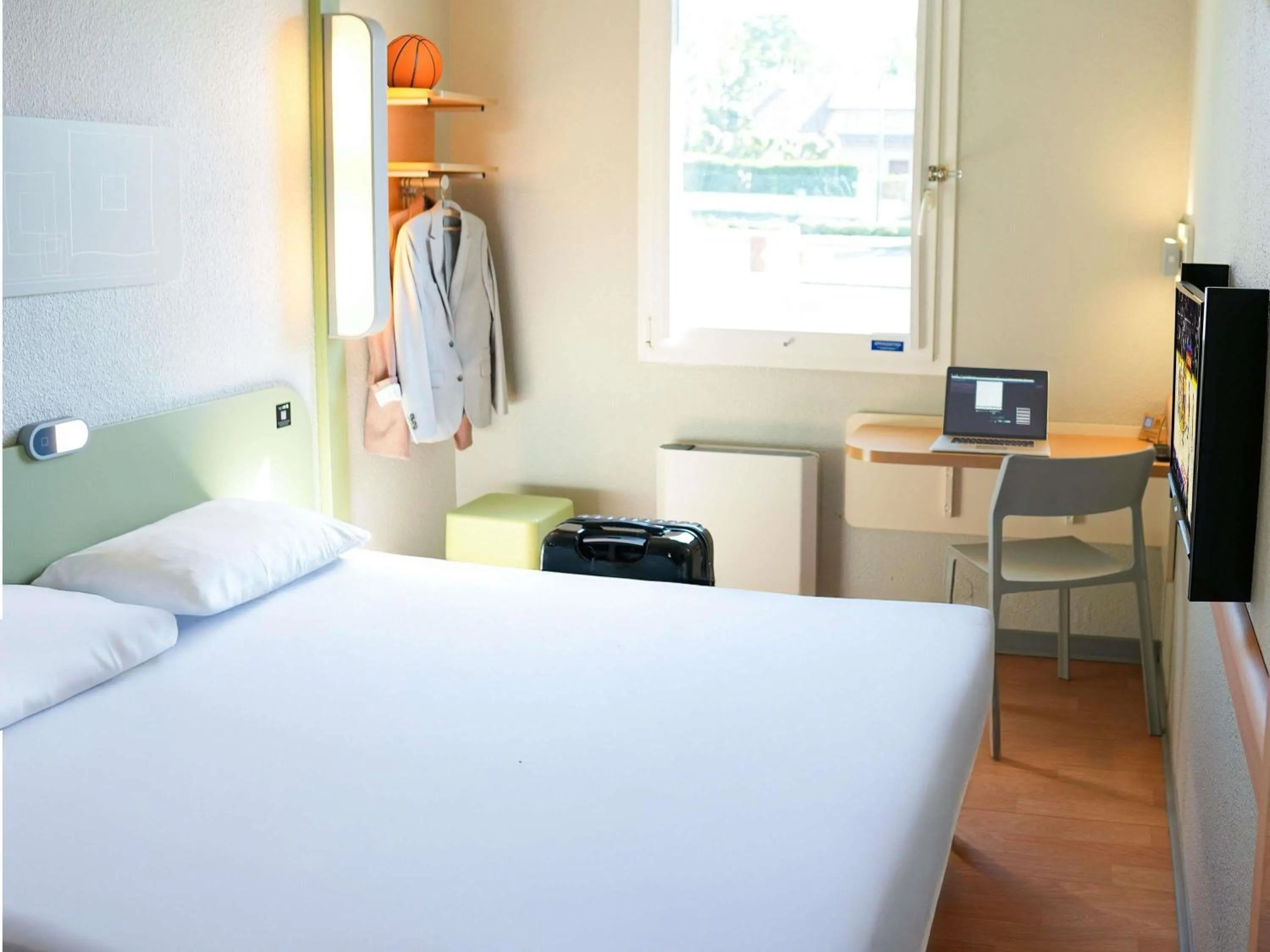 Bedroom, Bed in ibis budget Caen Porte de Bretagne