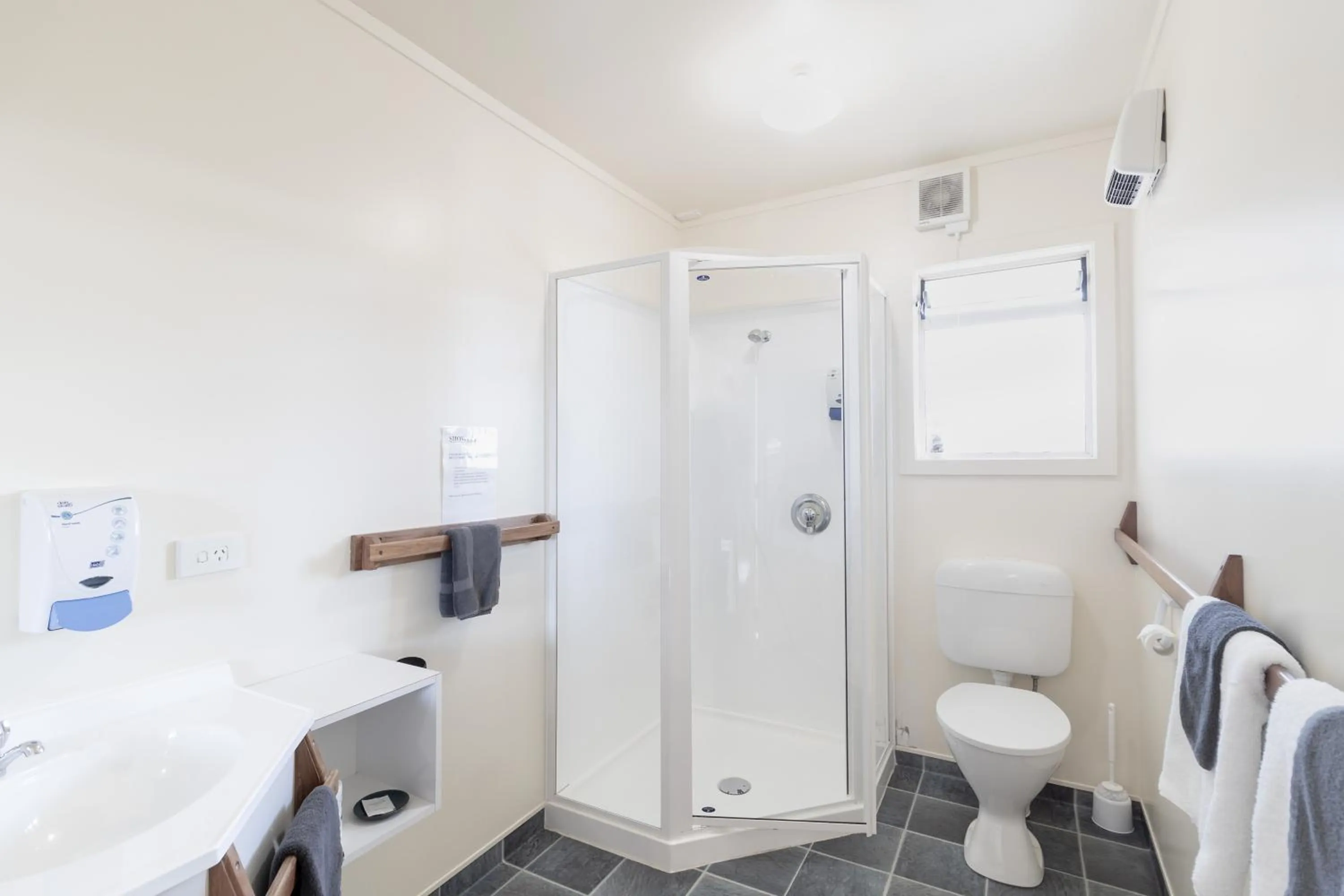 Bathroom in Anatoki Lodge Motel
