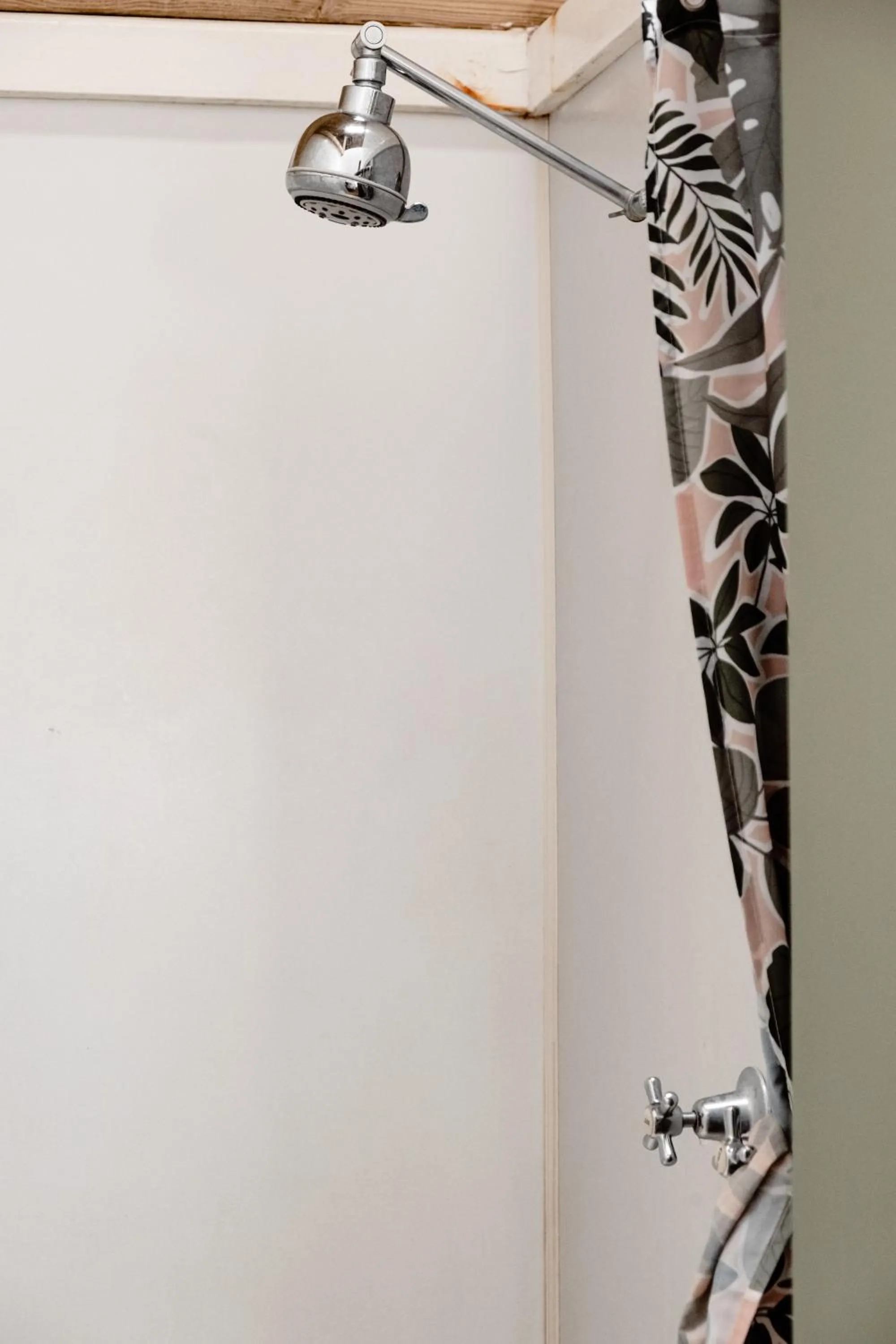 Shower in The Wandering Whale Port Fairy