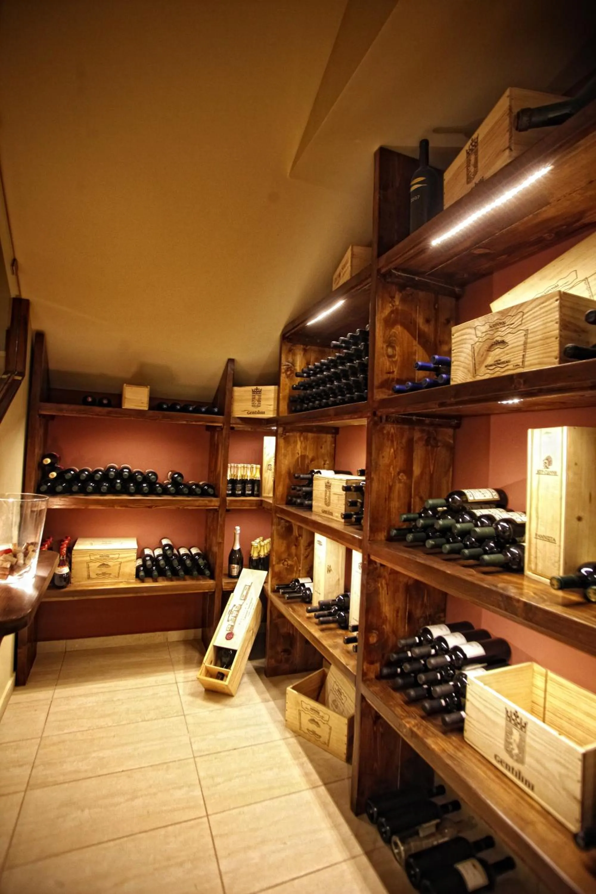 Food and drinks in Pirrion Wellness Boutique Hotel