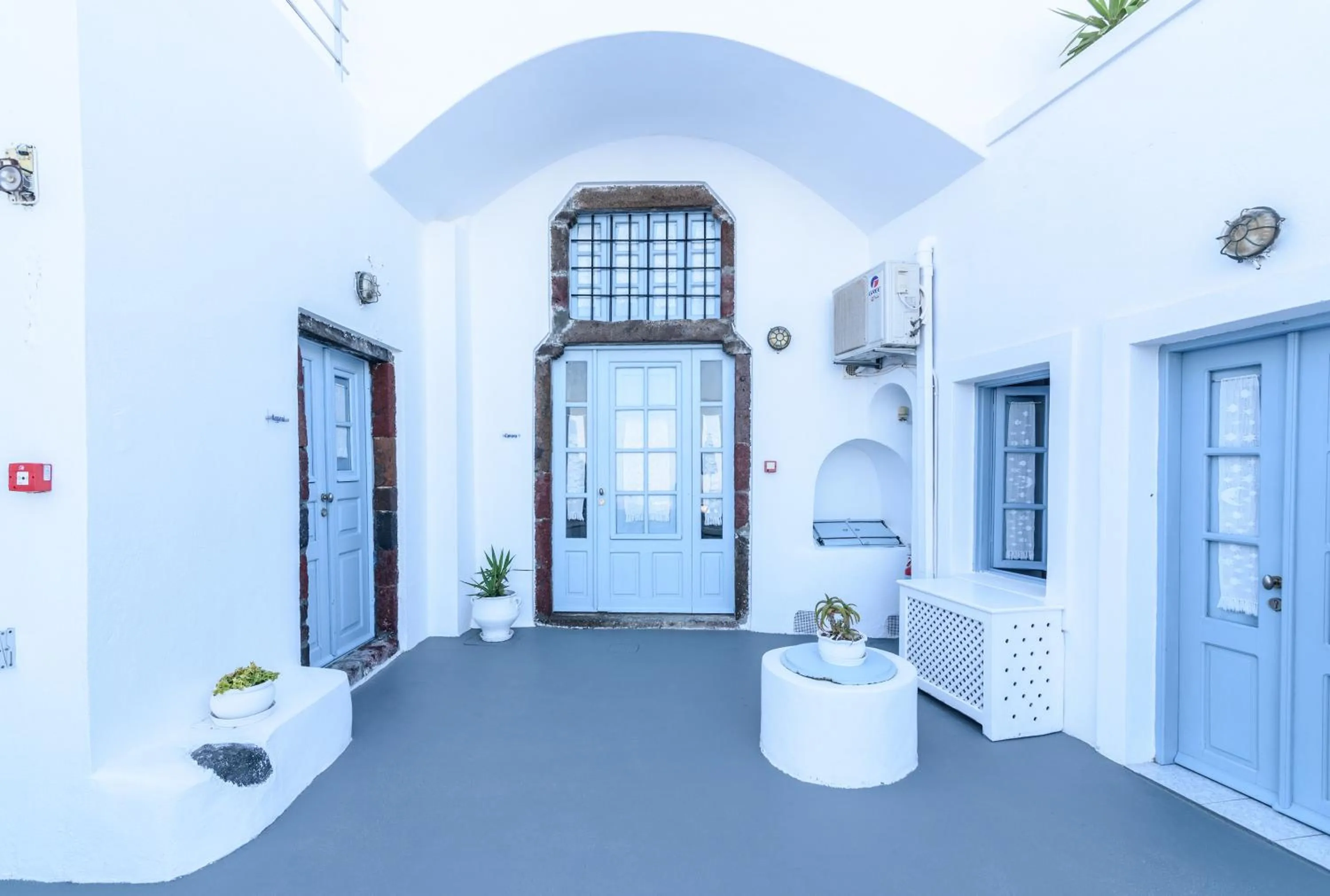 Facade/entrance in Ilioperato Hotel