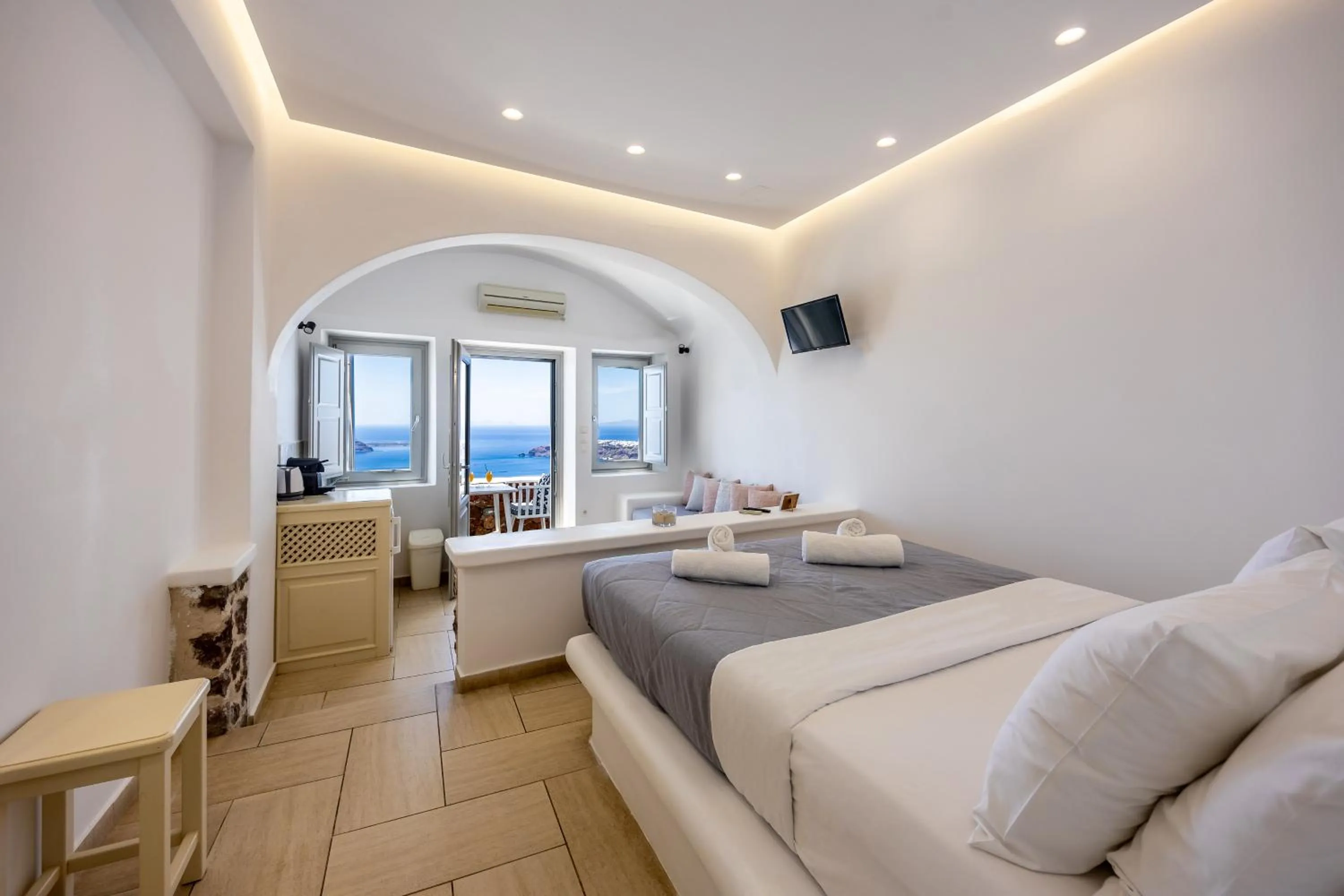 Photo of the whole room, Bed in Ilioperato Hotel