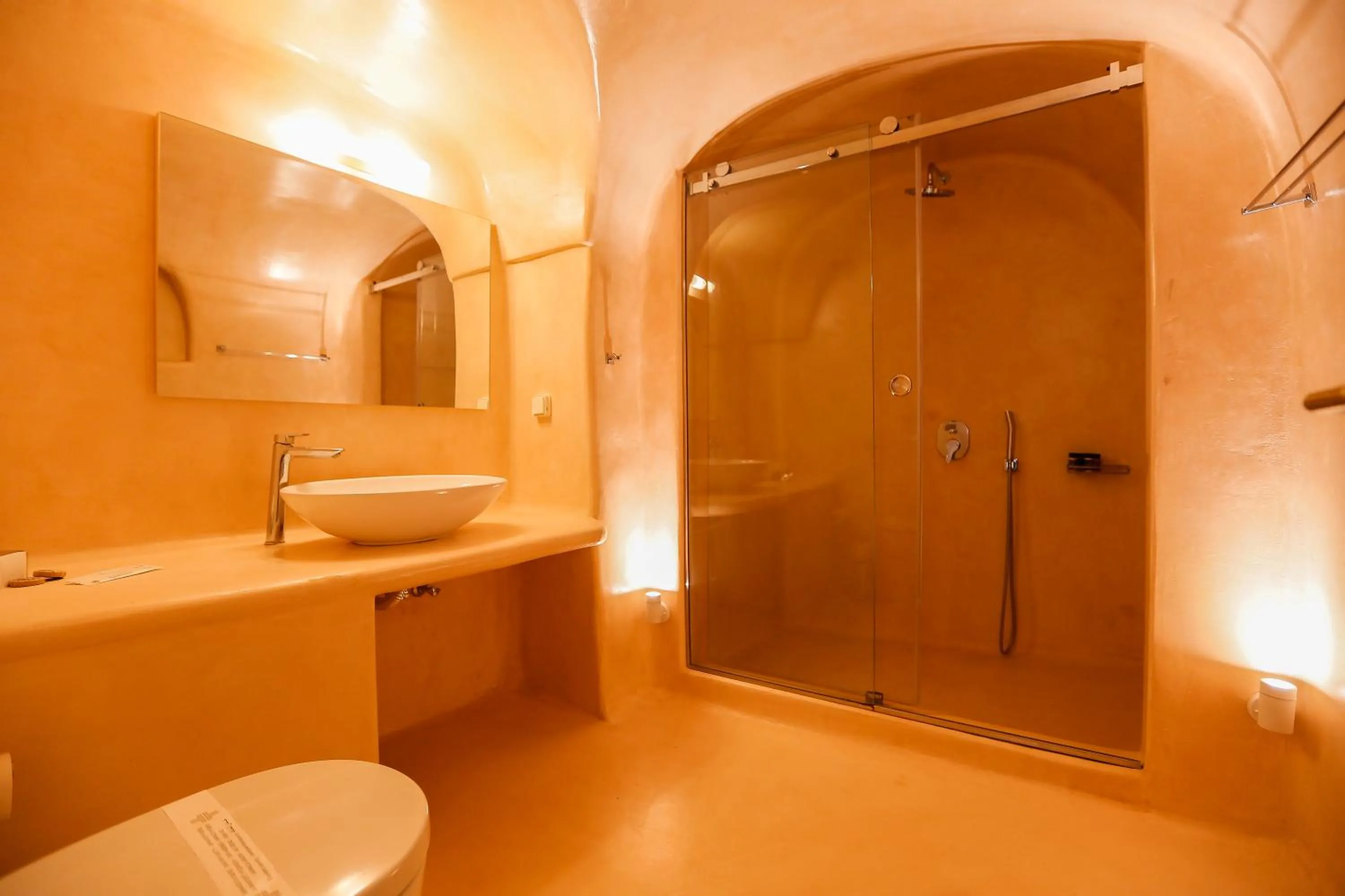 Shower in Ilioperato Hotel