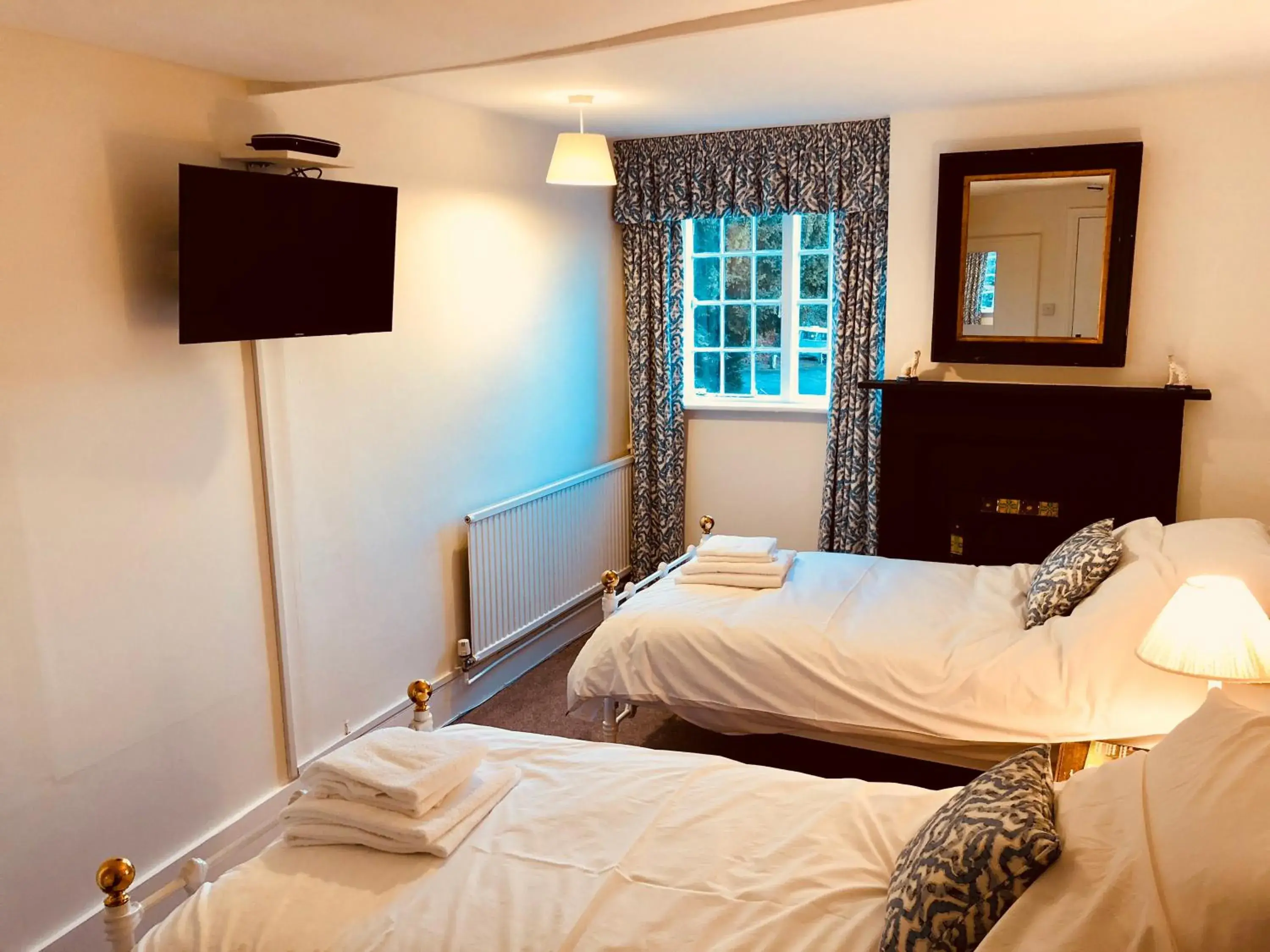 Twin Room with Shared Bathroom in The Dorset Arms Pub & Cottage Rooms Twin Room with Shared Bathroom in The Dorset Arms Pub & Cottage Rooms