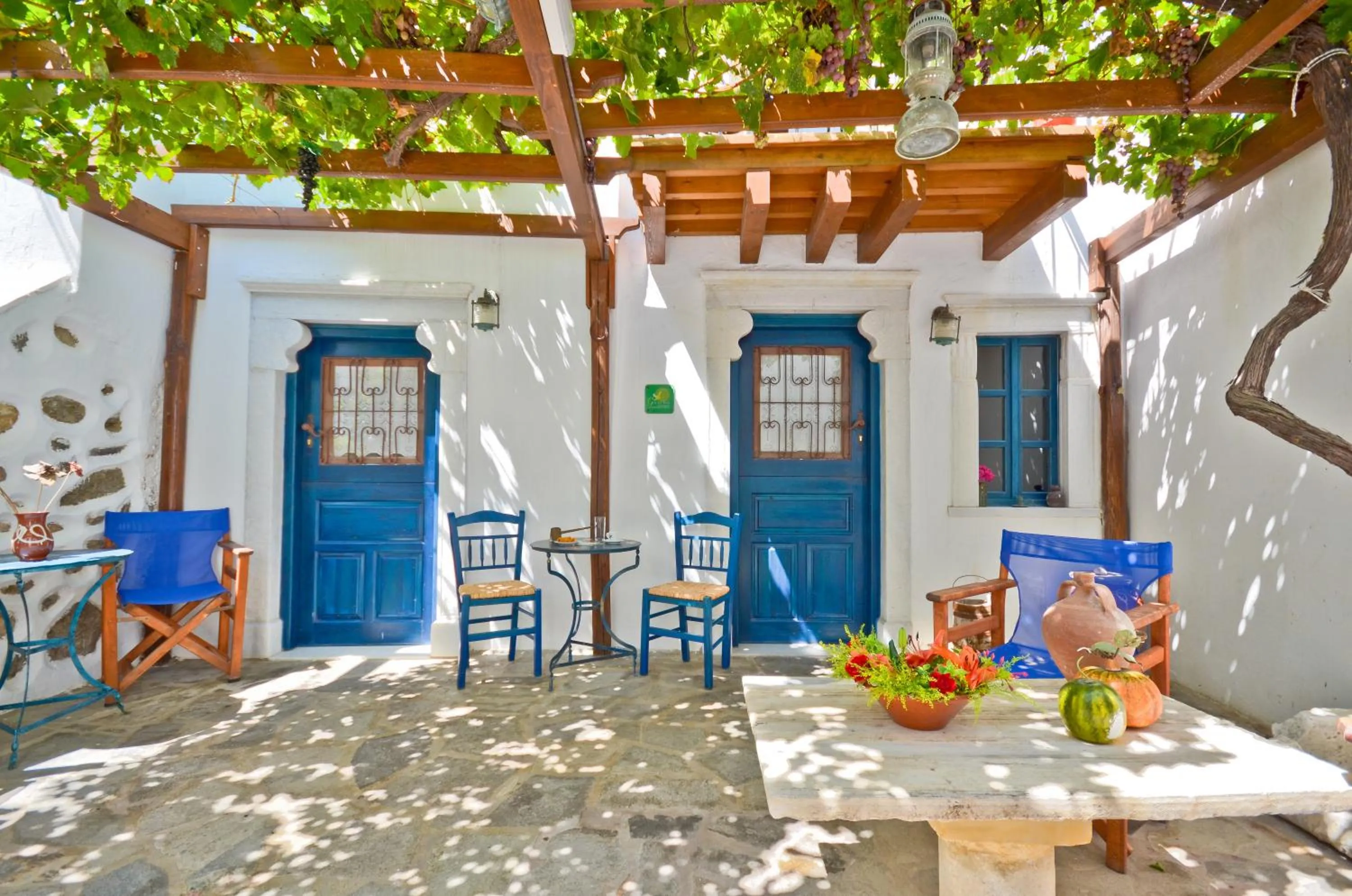 Facade/entrance in Venetiko Apartments