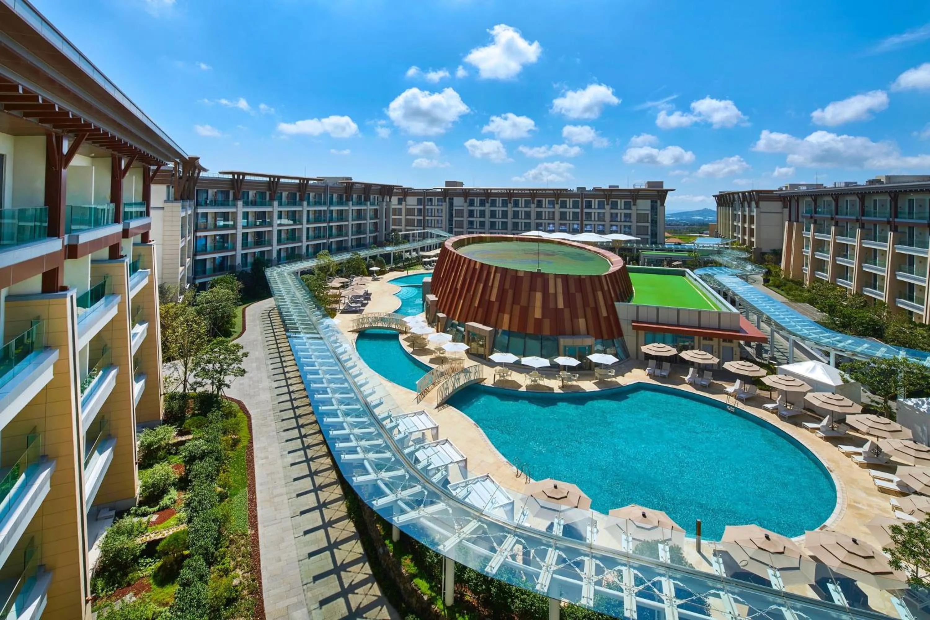 Swimming pool in Marriott Jeju Shinhwa World Hotel
