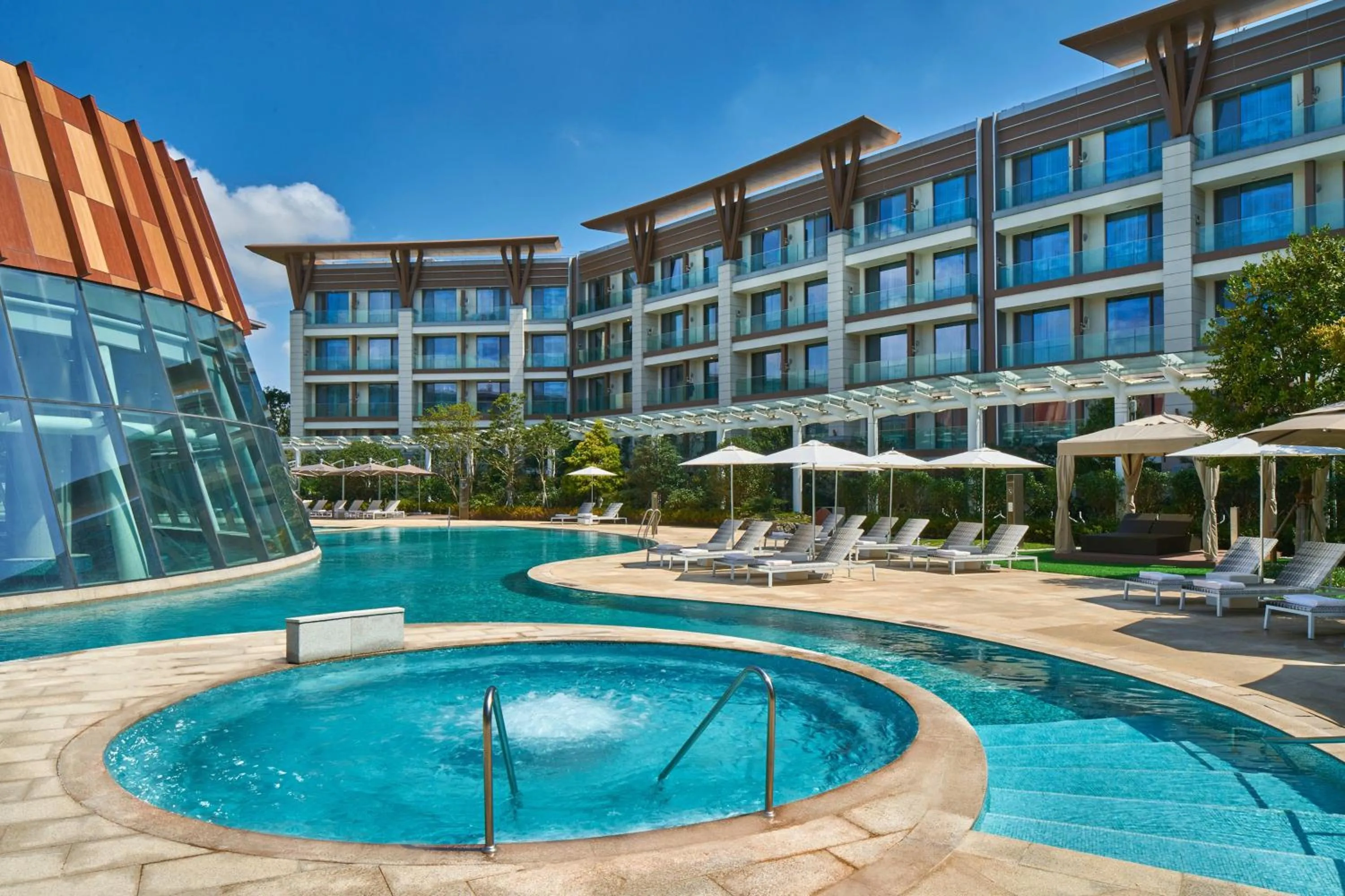 Swimming pool in Marriott Jeju Shinhwa World Hotel