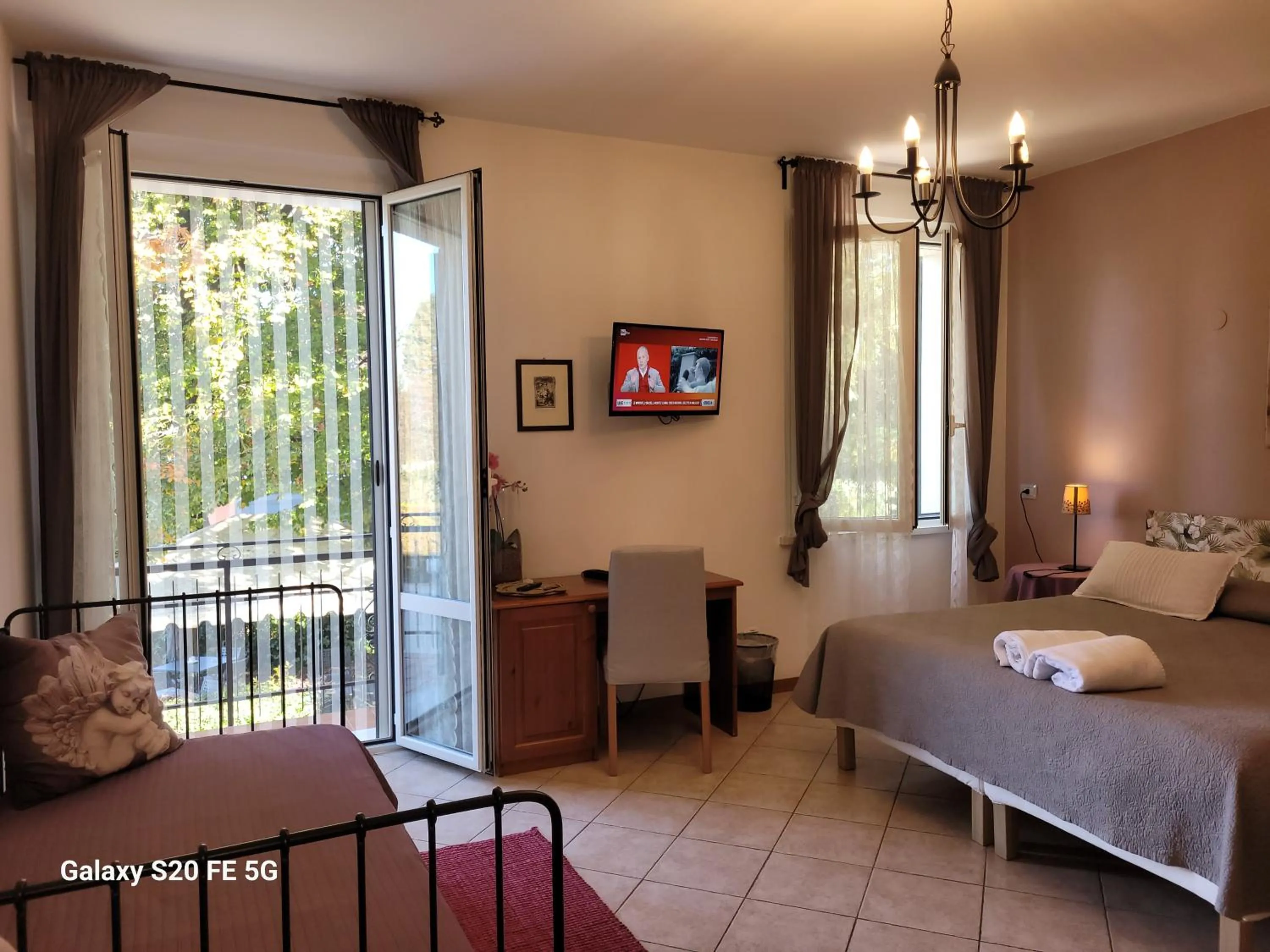 Photo of the whole room, Bed in La Meridiana Affittacamere