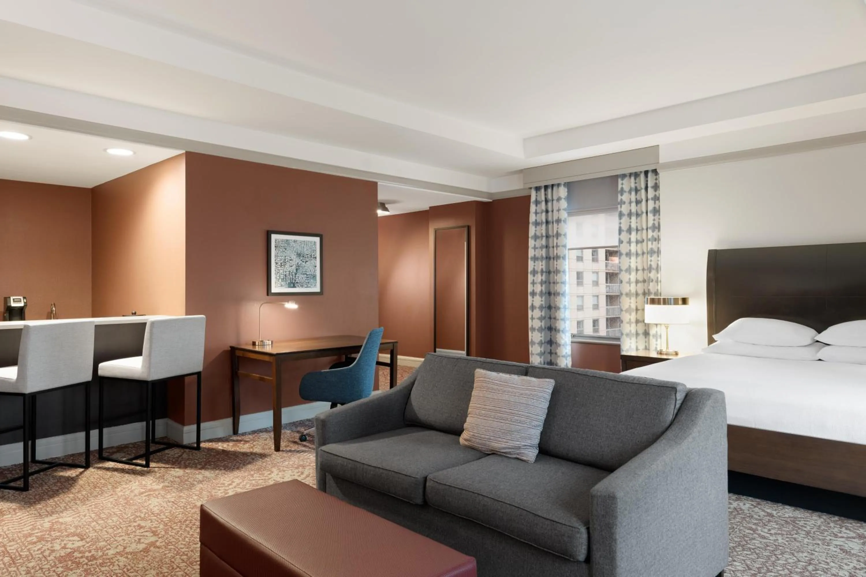 Living room, Bed in Hilton Garden Inn Chicago Downtown/Magnificent Mile