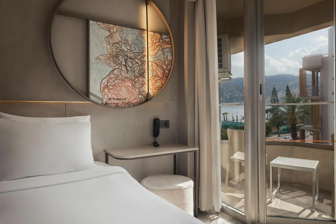 Balcony/Terrace, Bed in Büyük Hotel