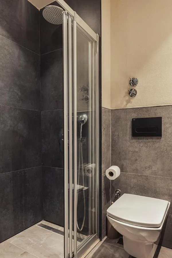 Shower in Büyük Hotel