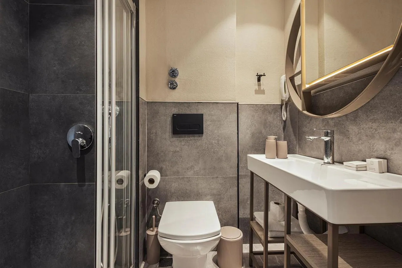 Shower in Büyük Hotel