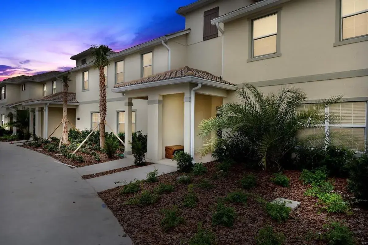 Four Bedrooms w/ Pool TownHome 4841 Four Bedrooms w/ Pool TownHome 4841