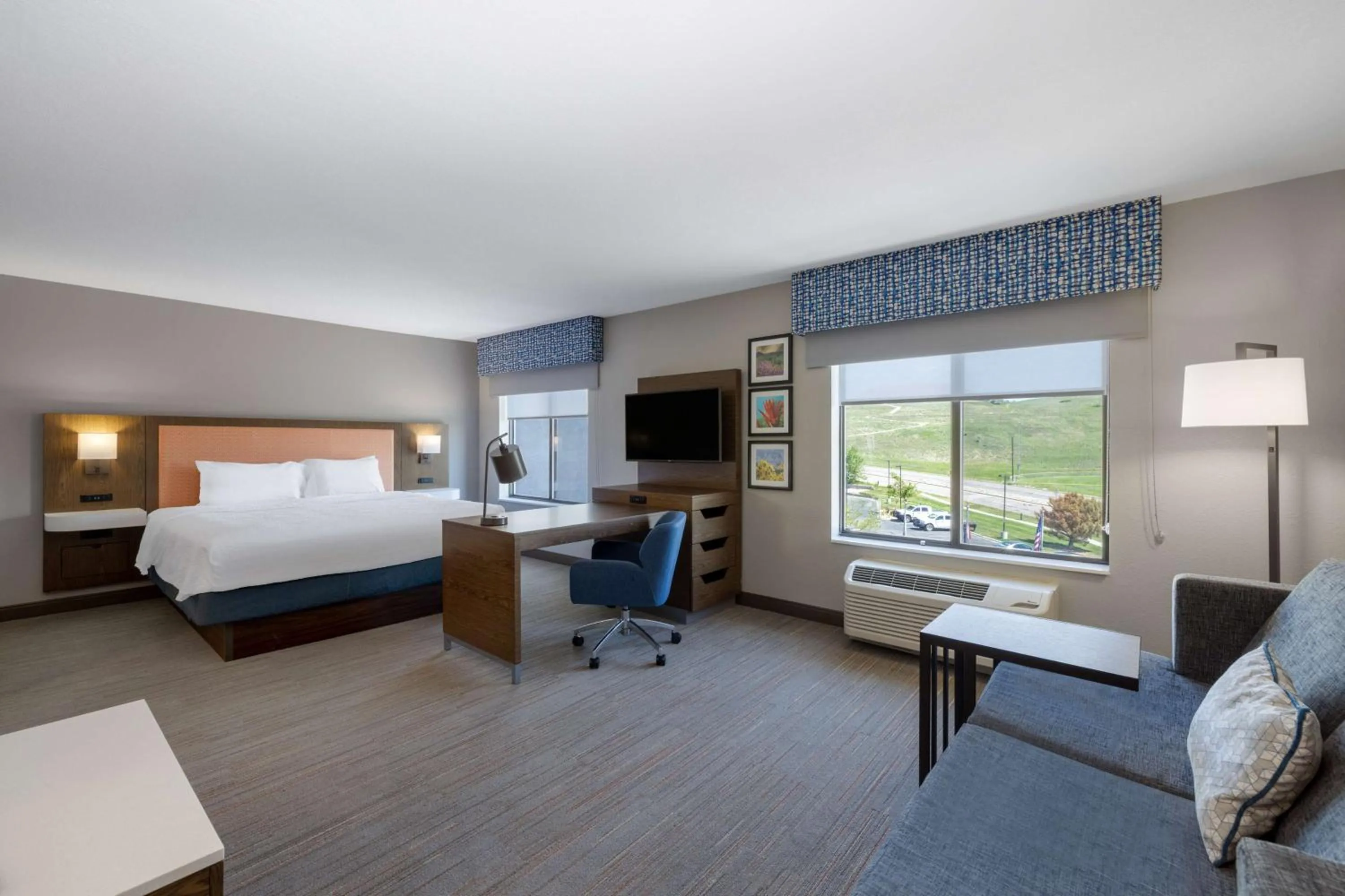 Living room, Bed in Newly Renovated-Hampton Inn & Suites Casper