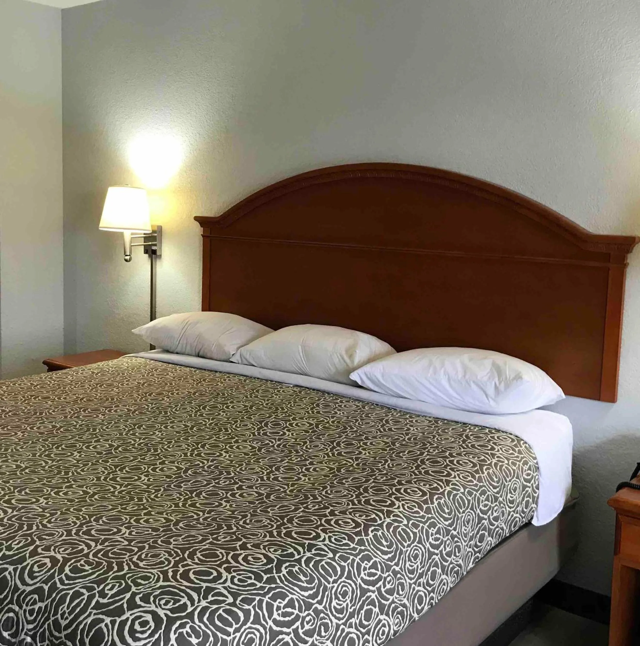 Pets, Bed in Walnut Inn - Checotah