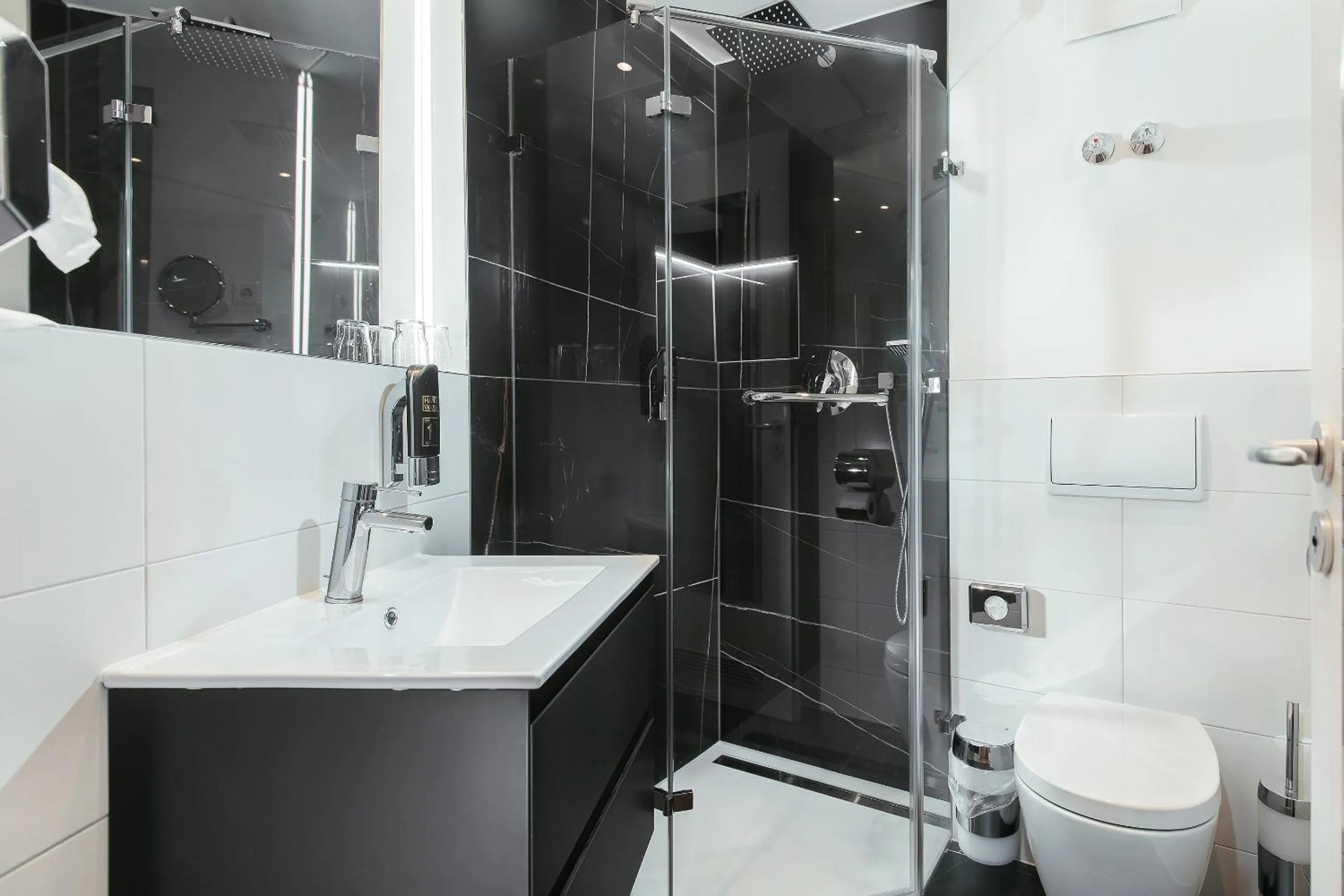 Shower in Hotel Edison