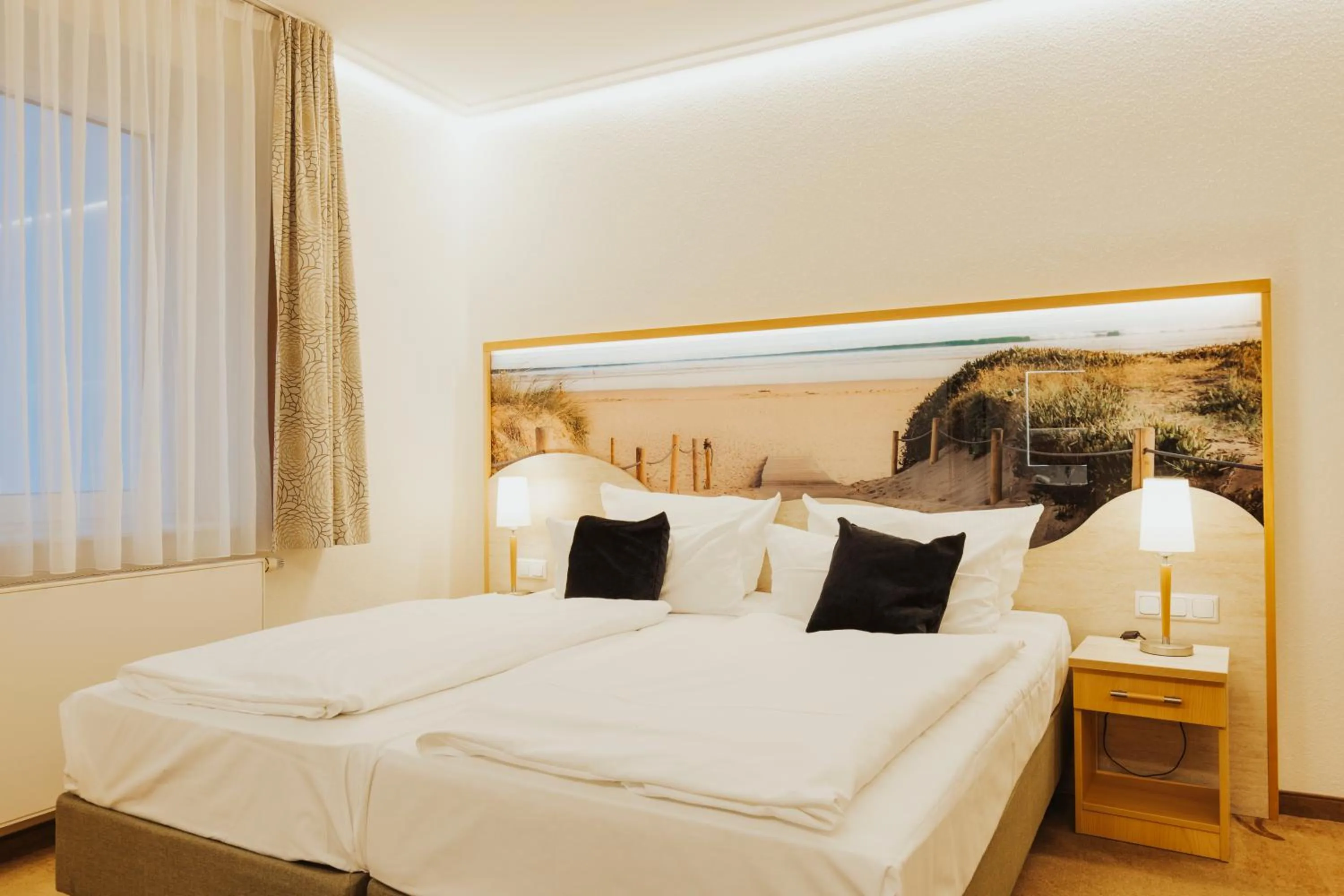 Bathroom, Bed in Parkhotel IV Jahreszeiten Kühlungsborn