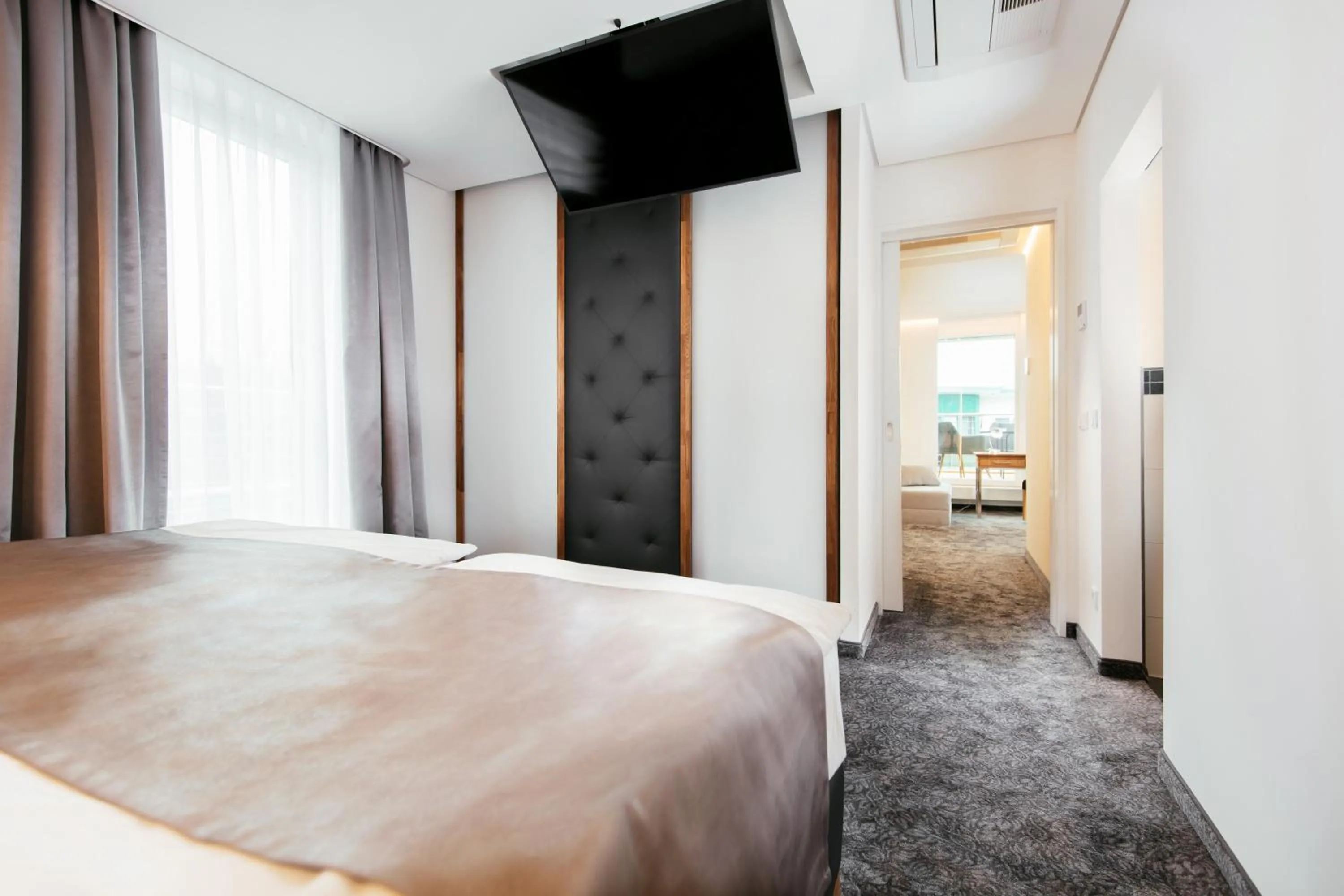 TV and multimedia, Bed in Hotel Edison