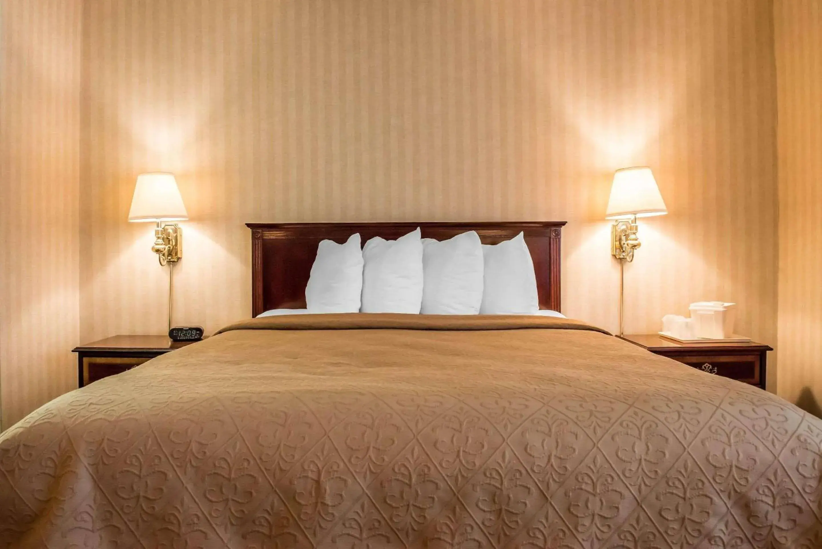 Queen Room - Non-Smoking in Quality Inn Pittsburgh Airport Queen Room - Non-Smoking in Quality Inn Pittsburgh Airport