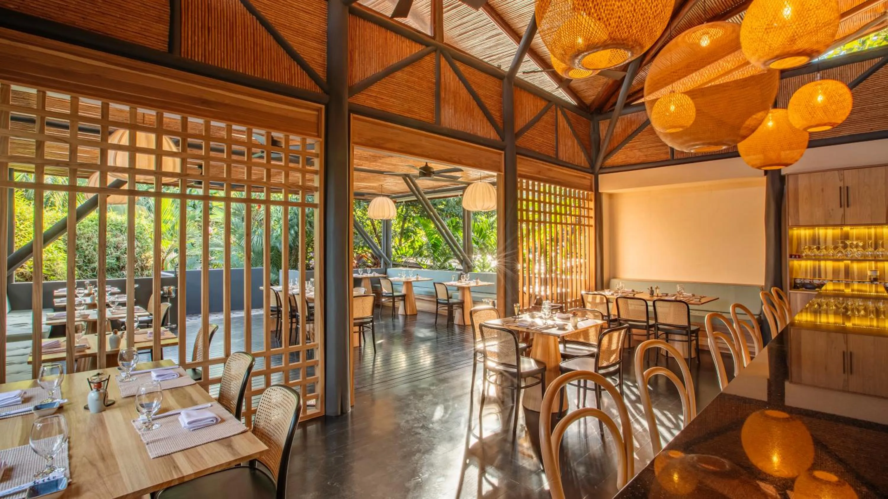 Restaurant/places to eat in Nayara Gardens